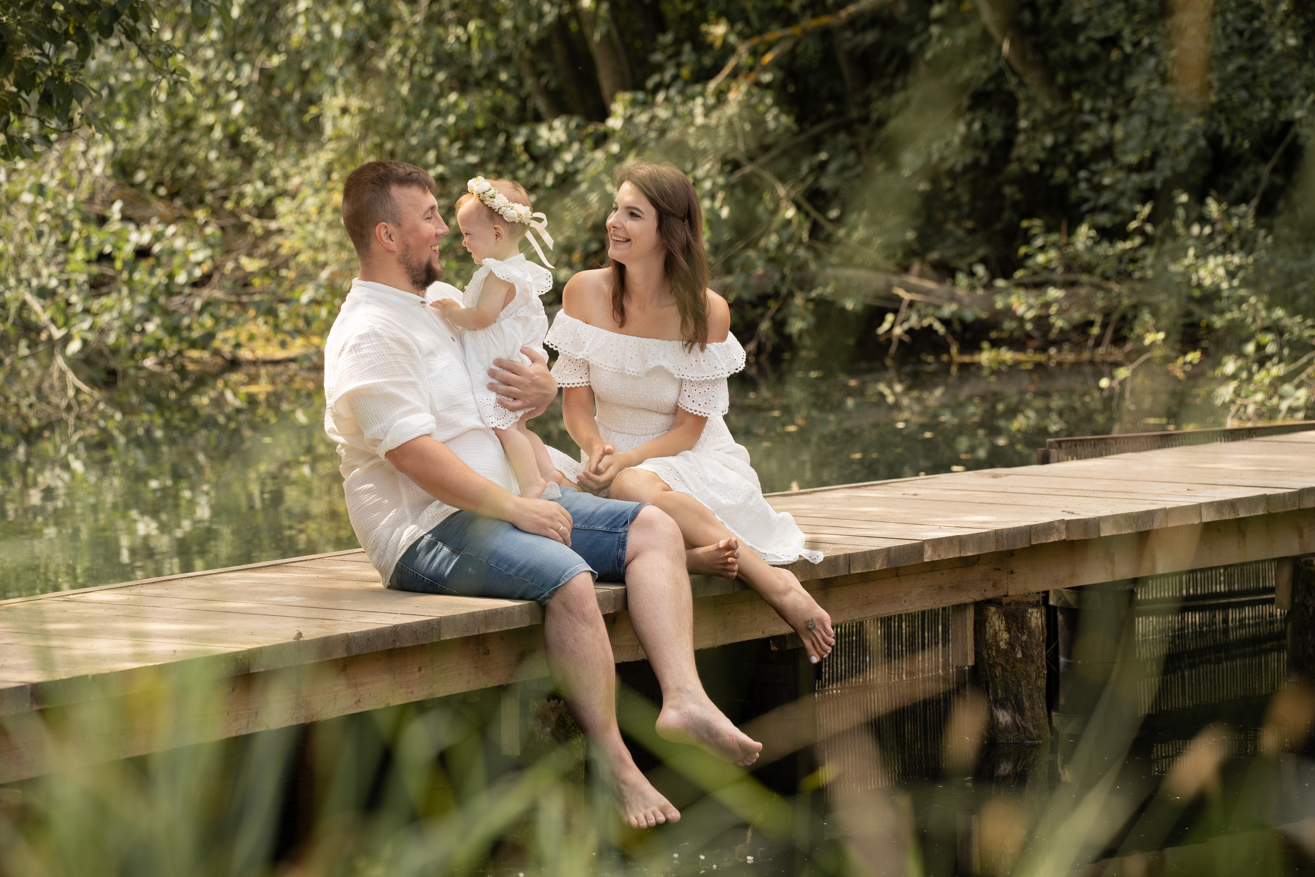 Летняя фотосессия семьи у реки или на пляже в Санкт-Петербурга. Светлые и воздушные фотографии.