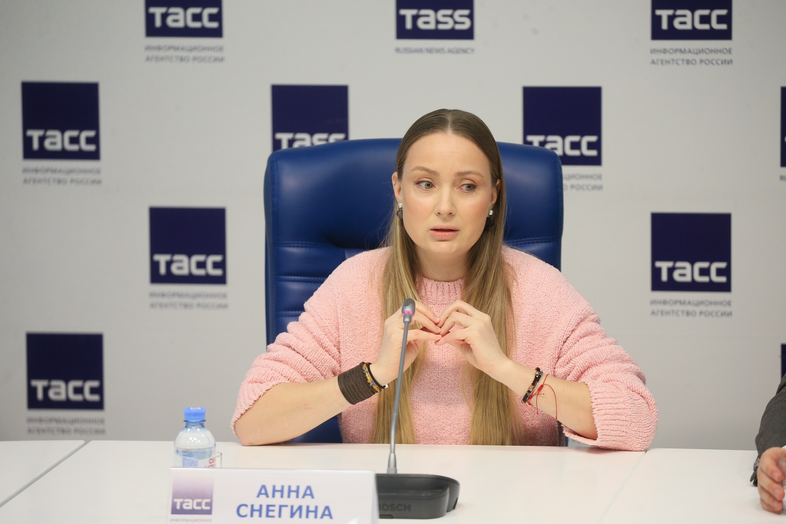 Пресс-конференция НЕ ТЕМНО. Artist Anna Snegina Художница Анна Снегина