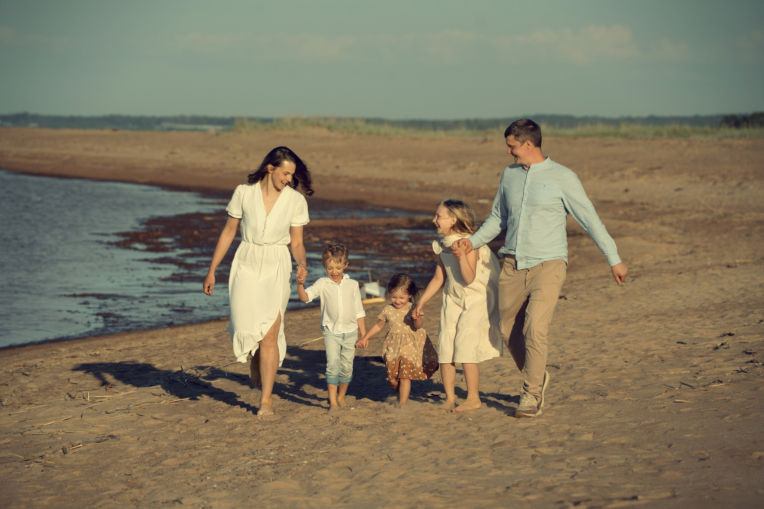 Выездная семейная фотосессия на Финском заливе: веселая прогулка и игры с детьми в кадре.