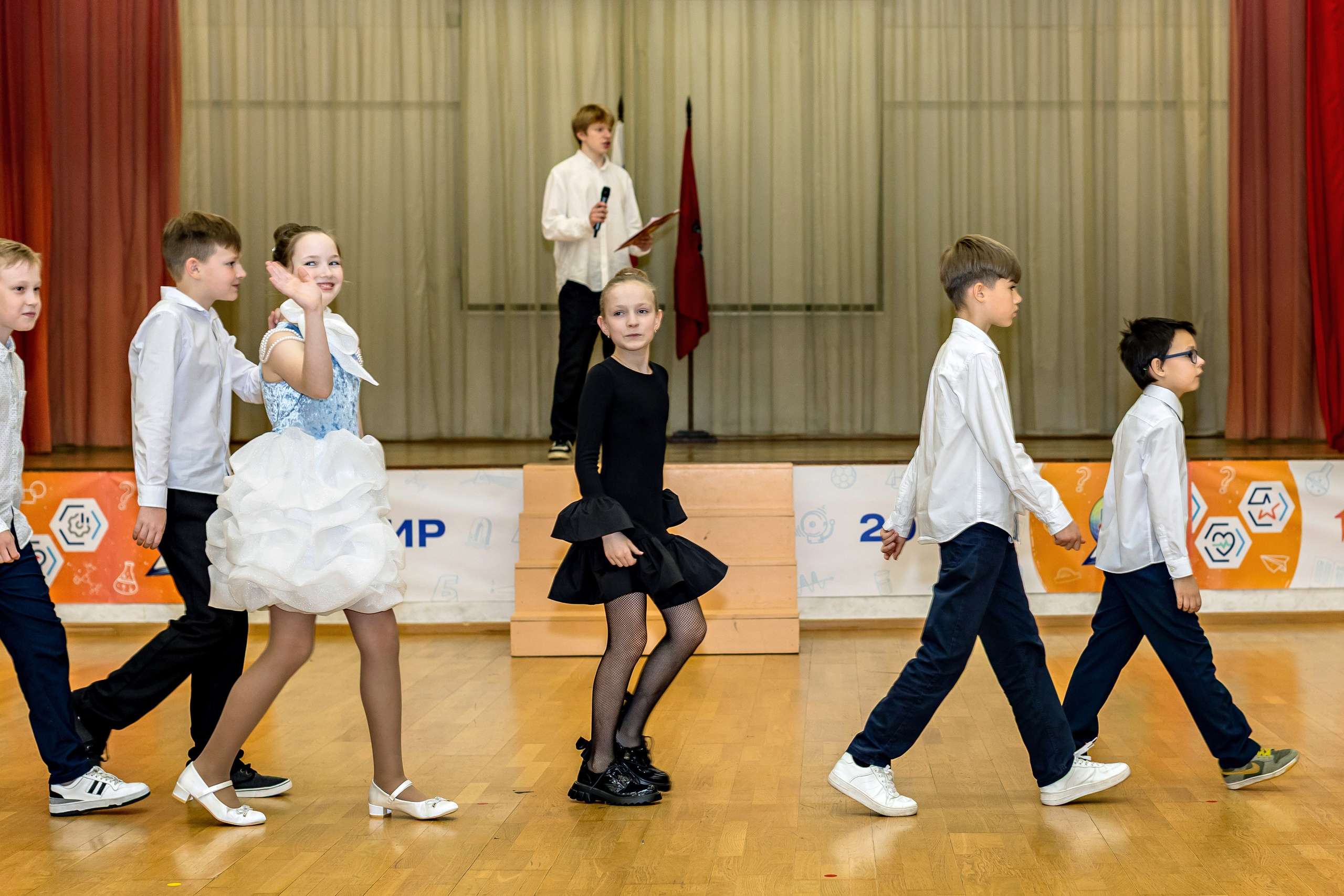 Выпускной в начальной школе на улице. Фотограф и видеограф Москва. Свадебный фотограф, видеограф. Выпускные альбомы. Оживающие альбомы