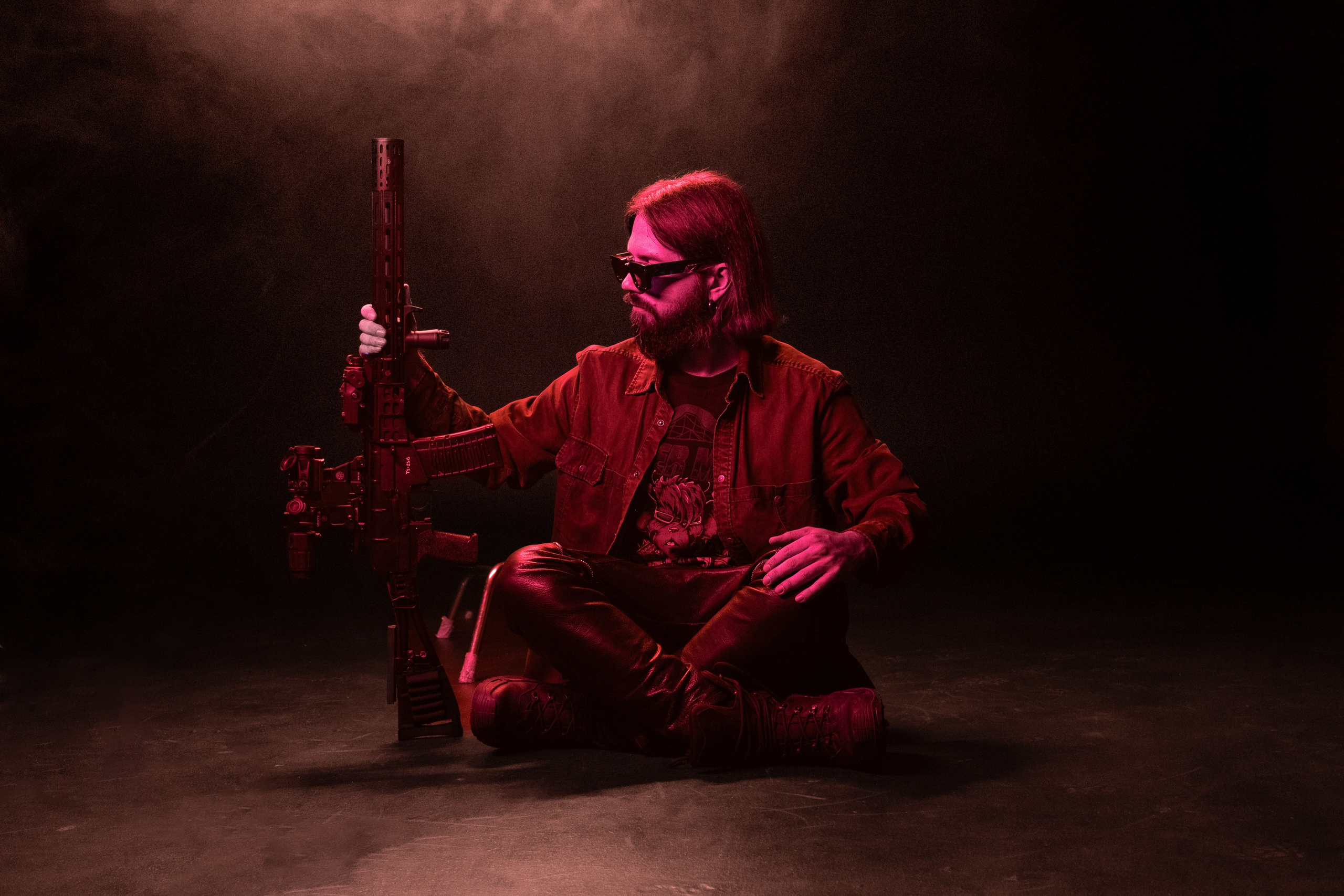 Фотосессия с оружием на заказ в Москве. Страйкбольная мастерская Бигич Воркшоп