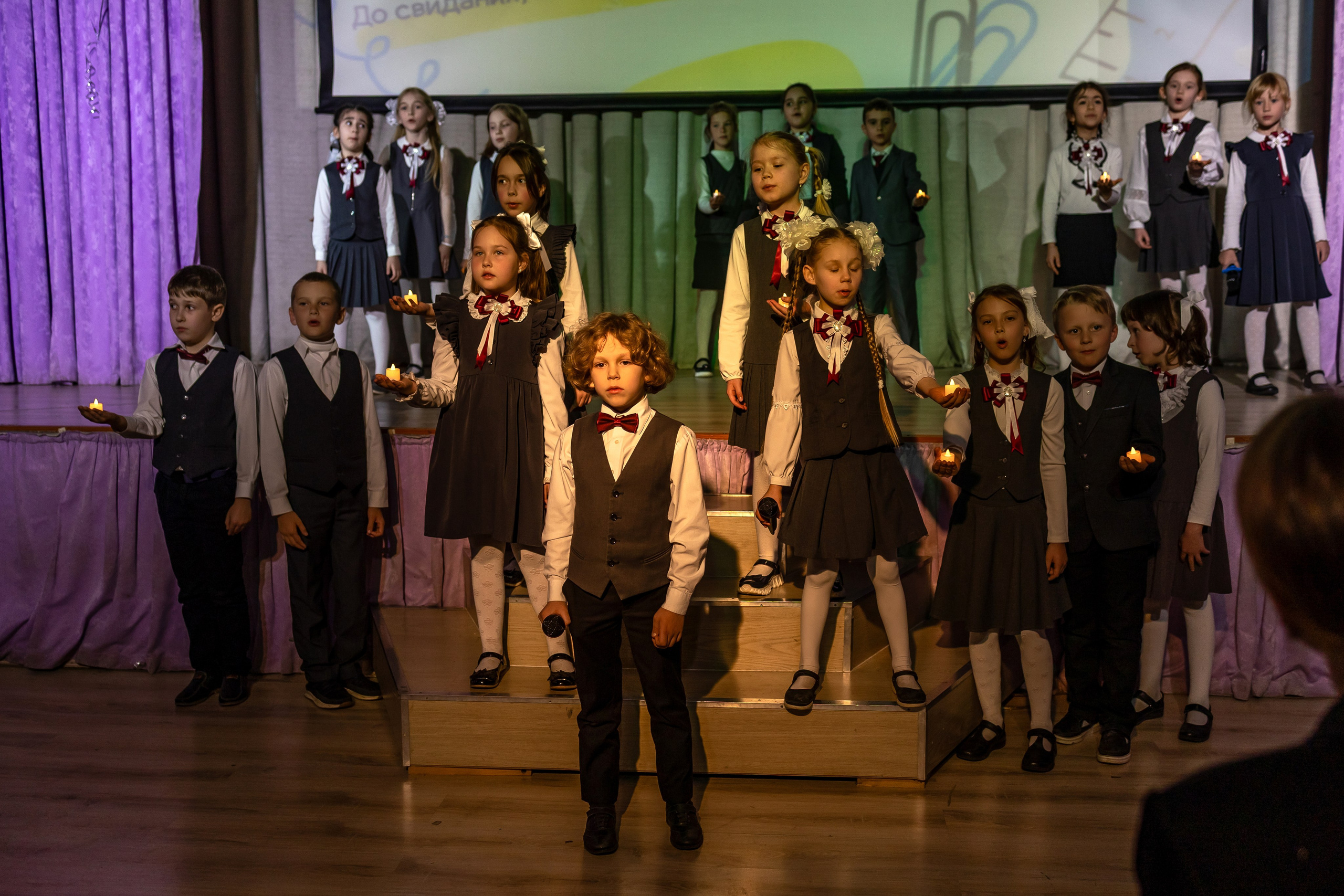 Выпускной в начальной школе на улице. Фотограф и видеограф Москва. Свадебный фотограф, видеограф. Выпускные альбомы. Оживающие альбомы