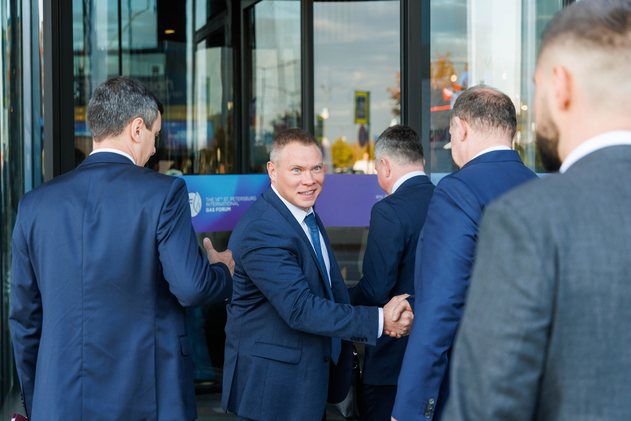 Профессиональная фотосъёмка форумов и корпоративных событий. Быстрая передача готовых кадров, сильный визуальный образ компании.