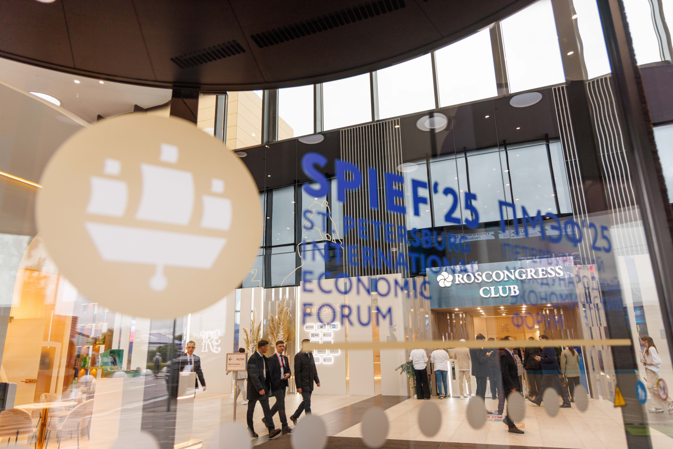 Съёмка бизнес событий и отраслевых выставок. Чёткие, информативные кадры, передача масштаба события, контент для маркетинга.