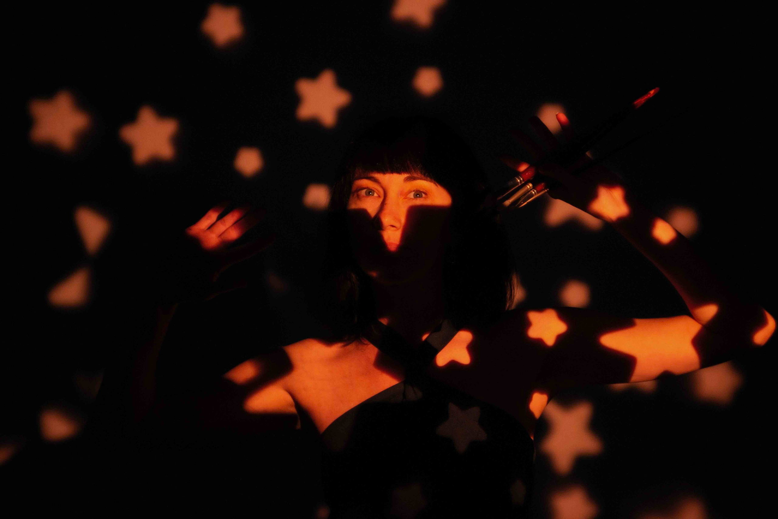 Художник с кисточками на фотосессии