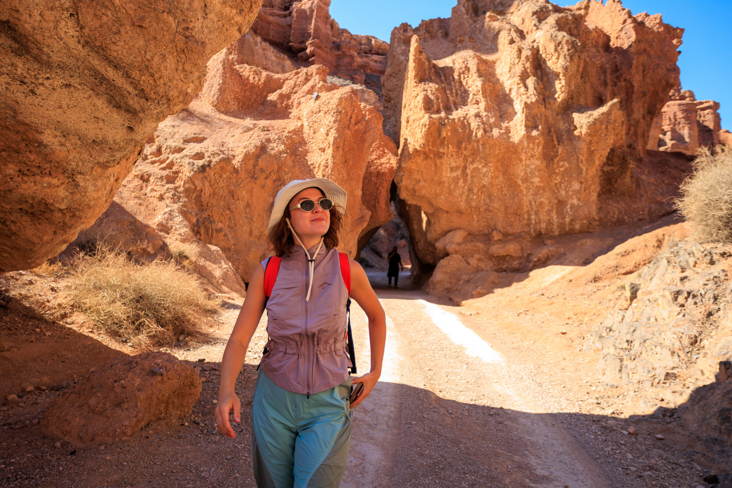 Фото Чарынского каньона Чарынский каньон Казахстан — Долина Замков, красные скалы, природный парк, пейзаж, экскурсия из Алматы, трекинг, путешествие по каньону