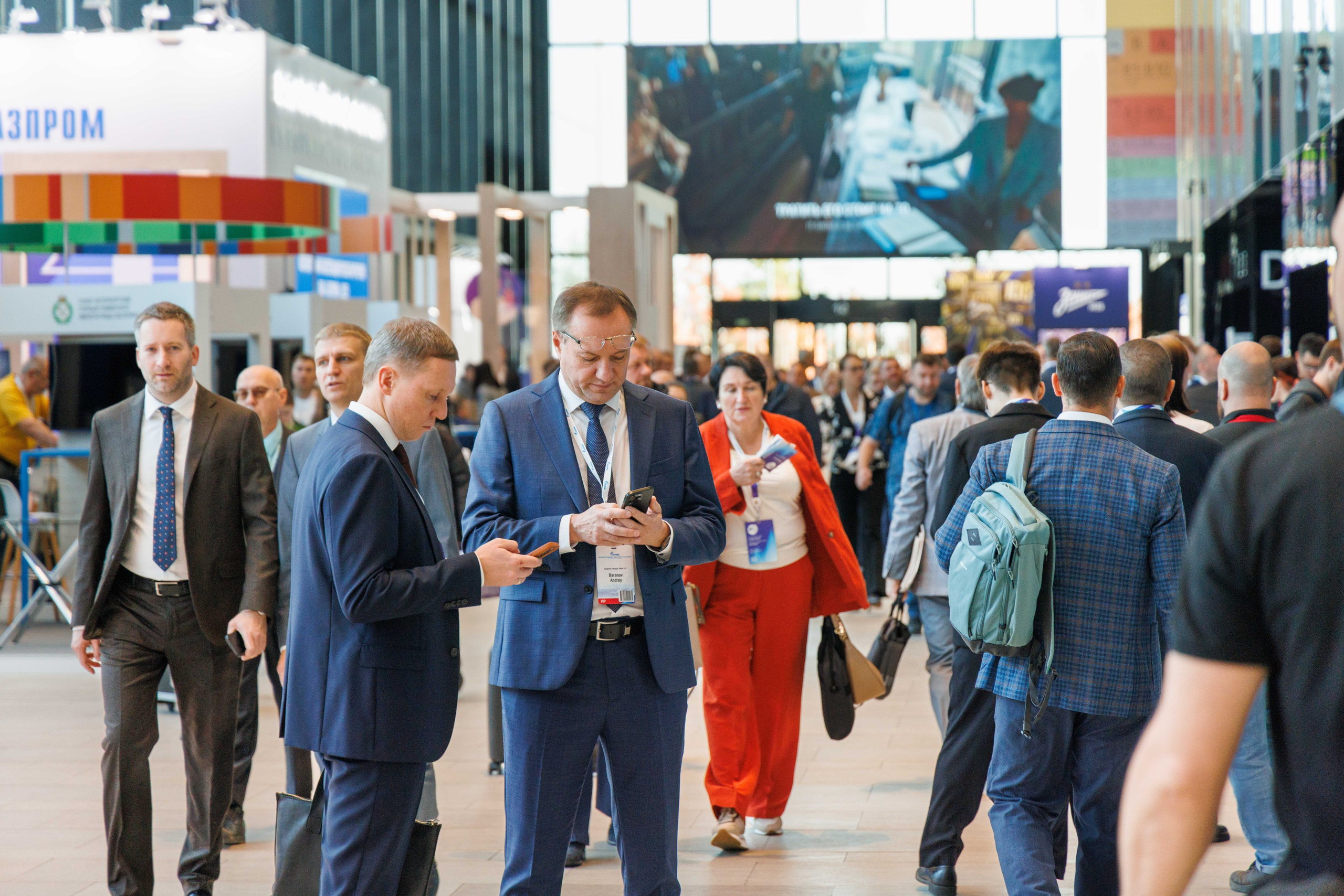 Фотограф деловых мероприятий и выставок. Современный репортажный стиль, акцент на ключевых моментах, фотографии для СМИ и брендов.