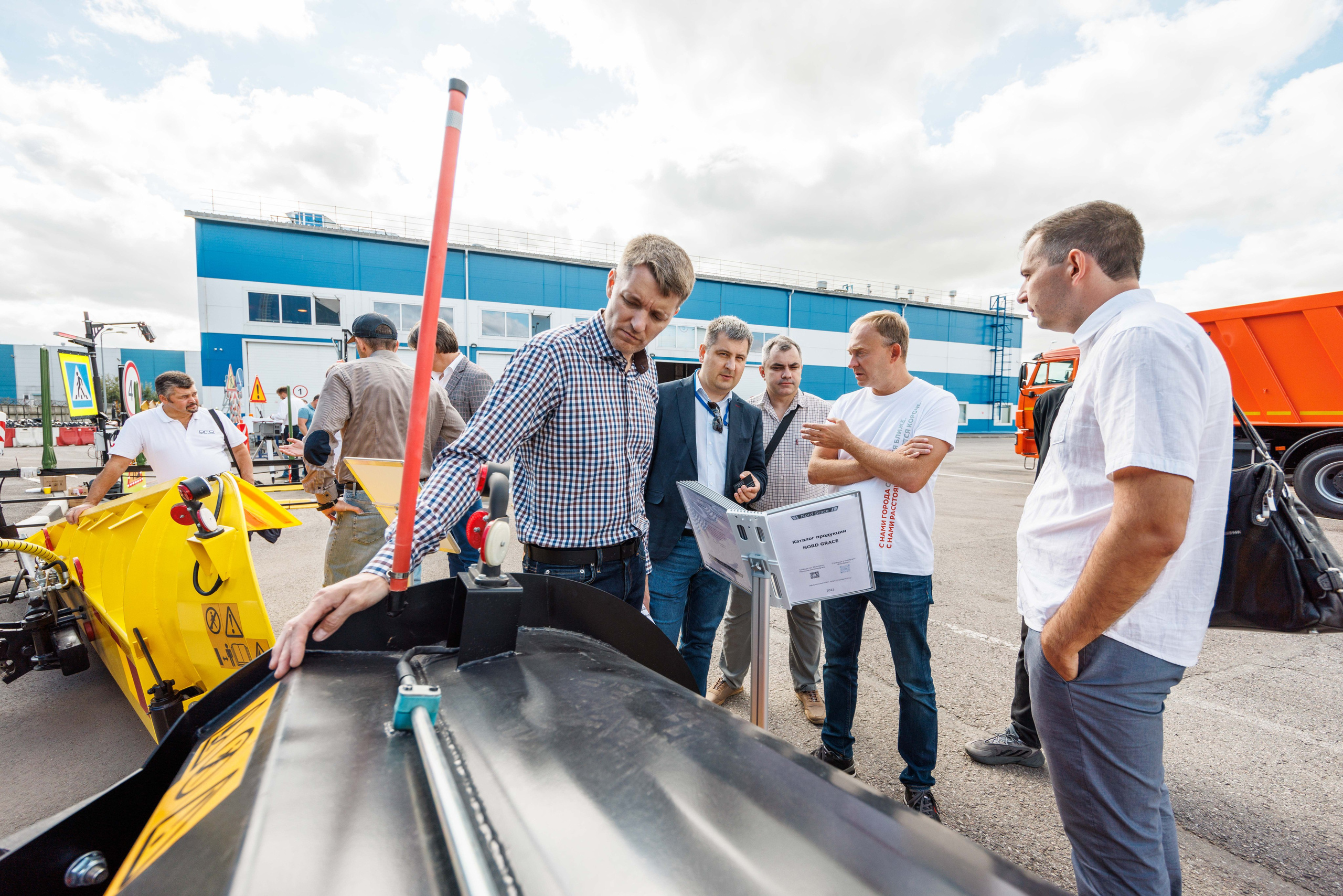 Репортажный фотограф на выставку или конференцию. Оперативная обработка, выразительные кадры, визуальный контент для PR и деловых коммуникаций.