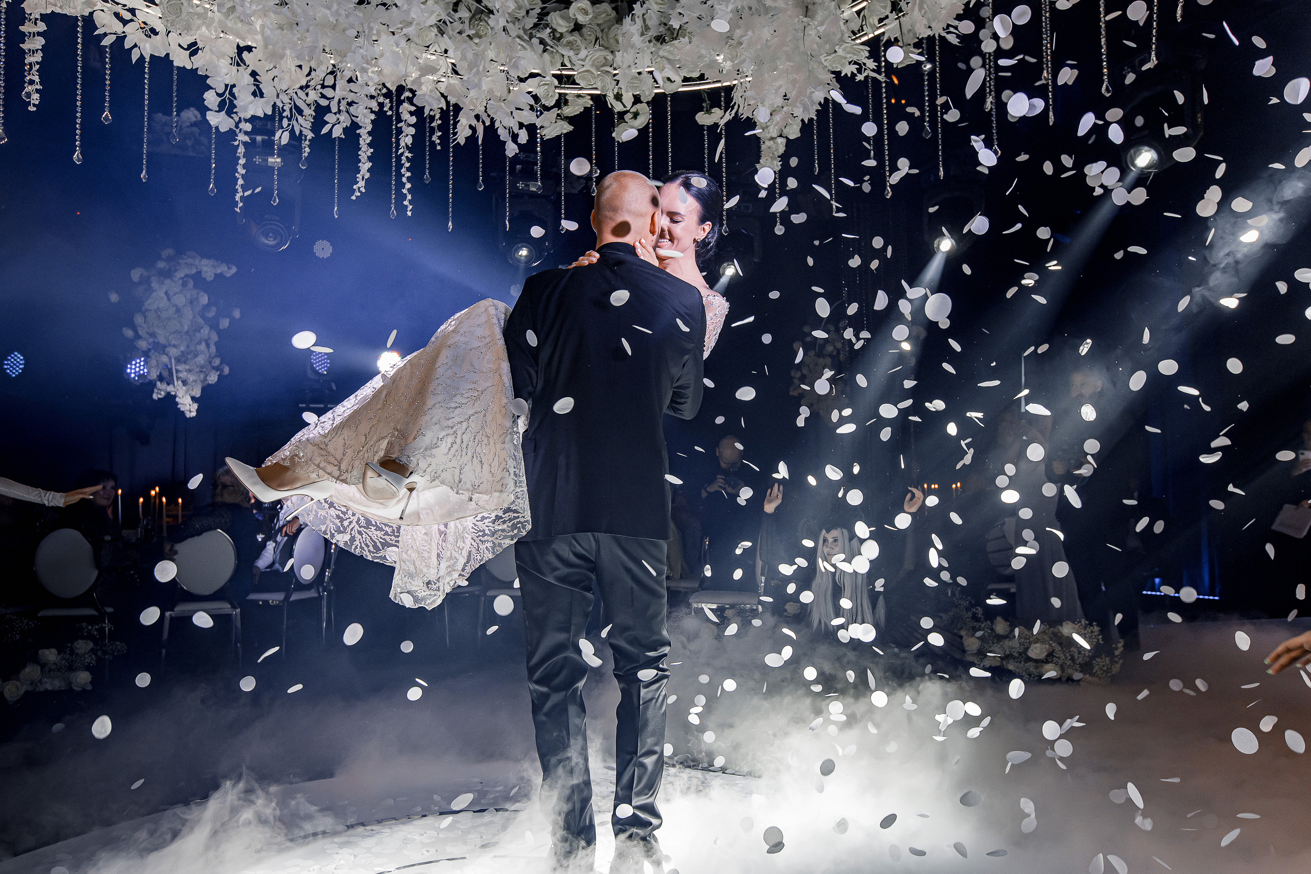 Свадебный танец в лучах софитов