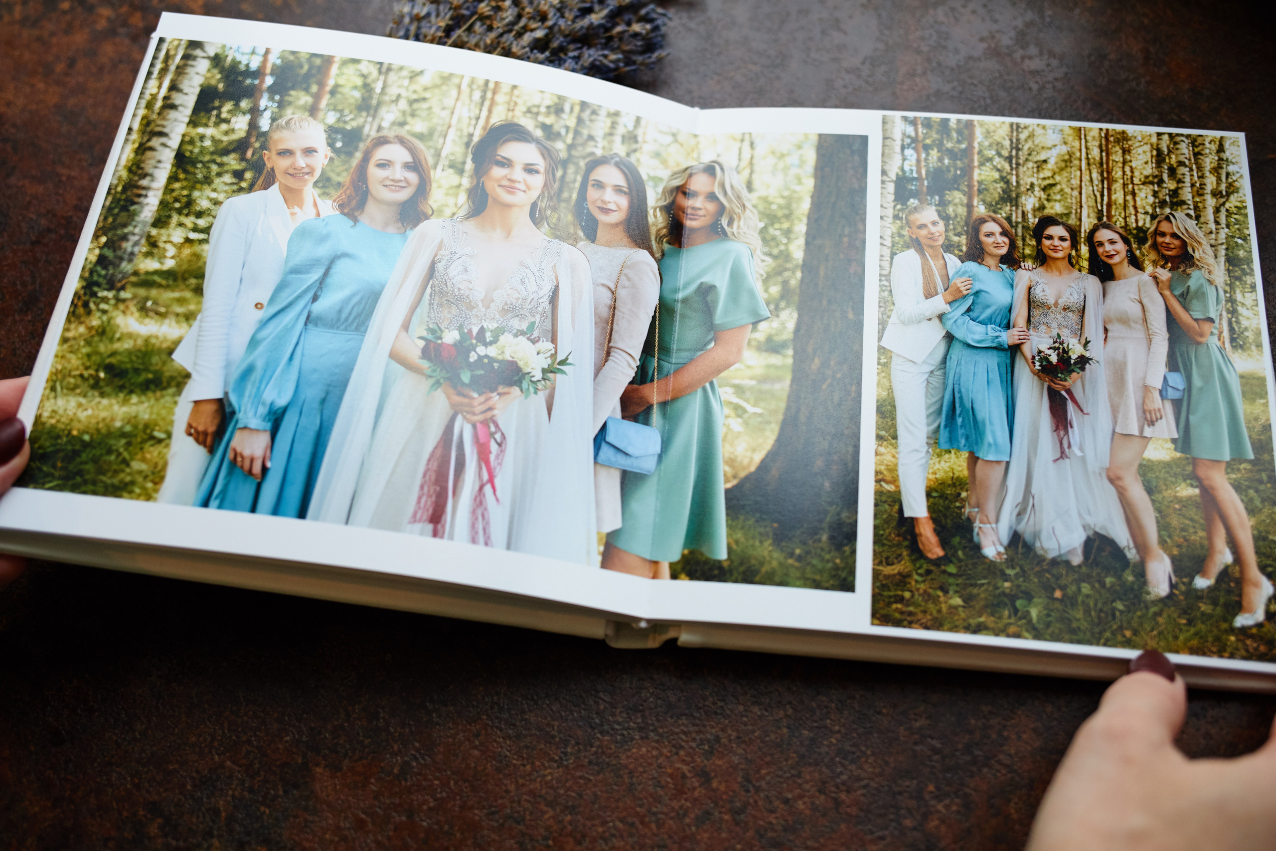 разворот фотокниги с фотографиями невесты с подругами