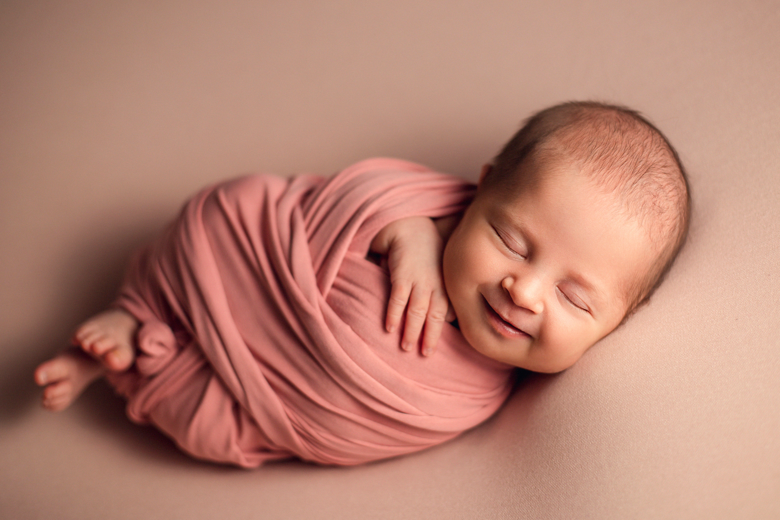 Улыбка новорожденного. Фотограф новорожденных в г. Барнаул Ренпенинг Катерина