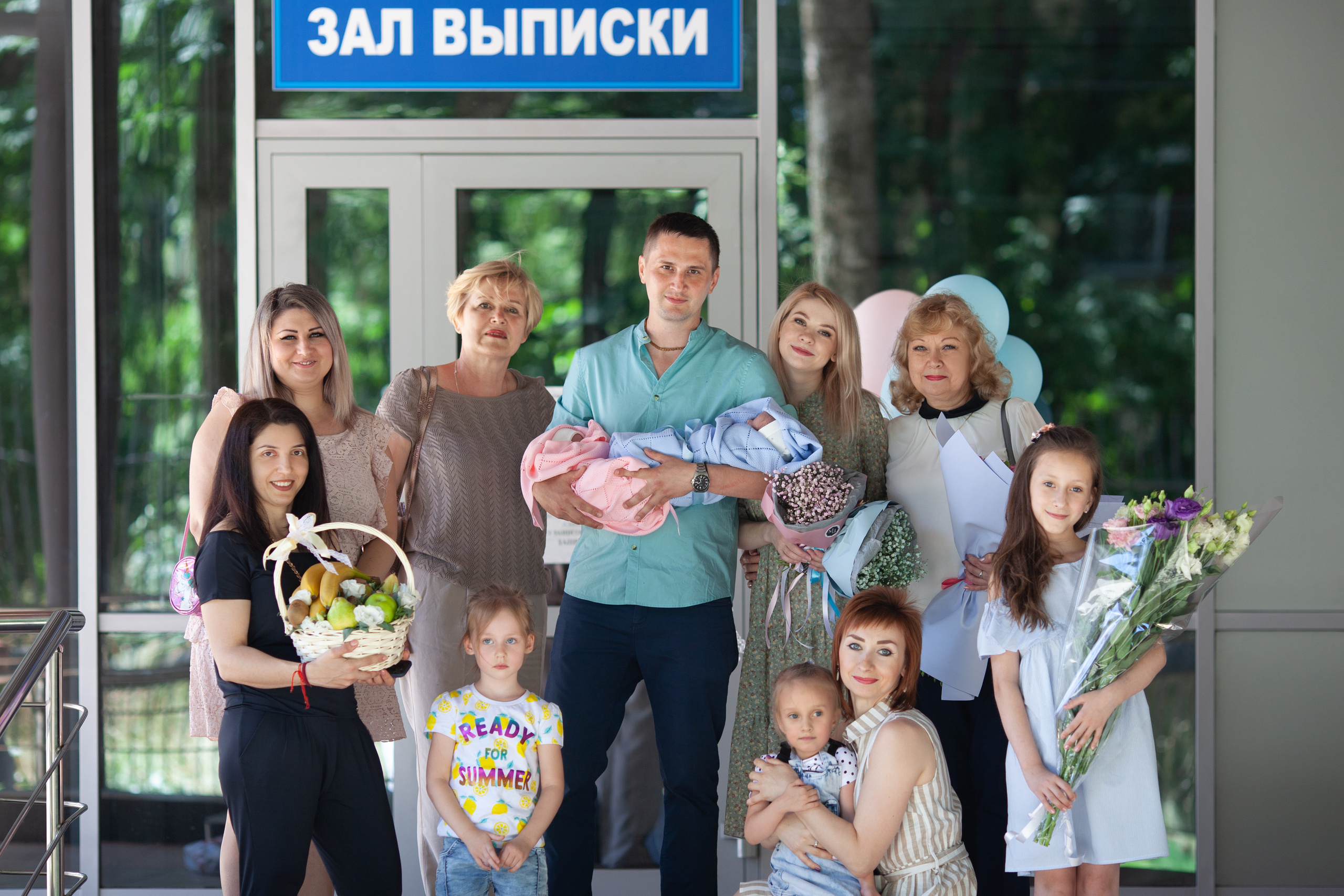 Общее фото с выписки из роддома перинатального центра Ставрополя. Встреча малыша с родными