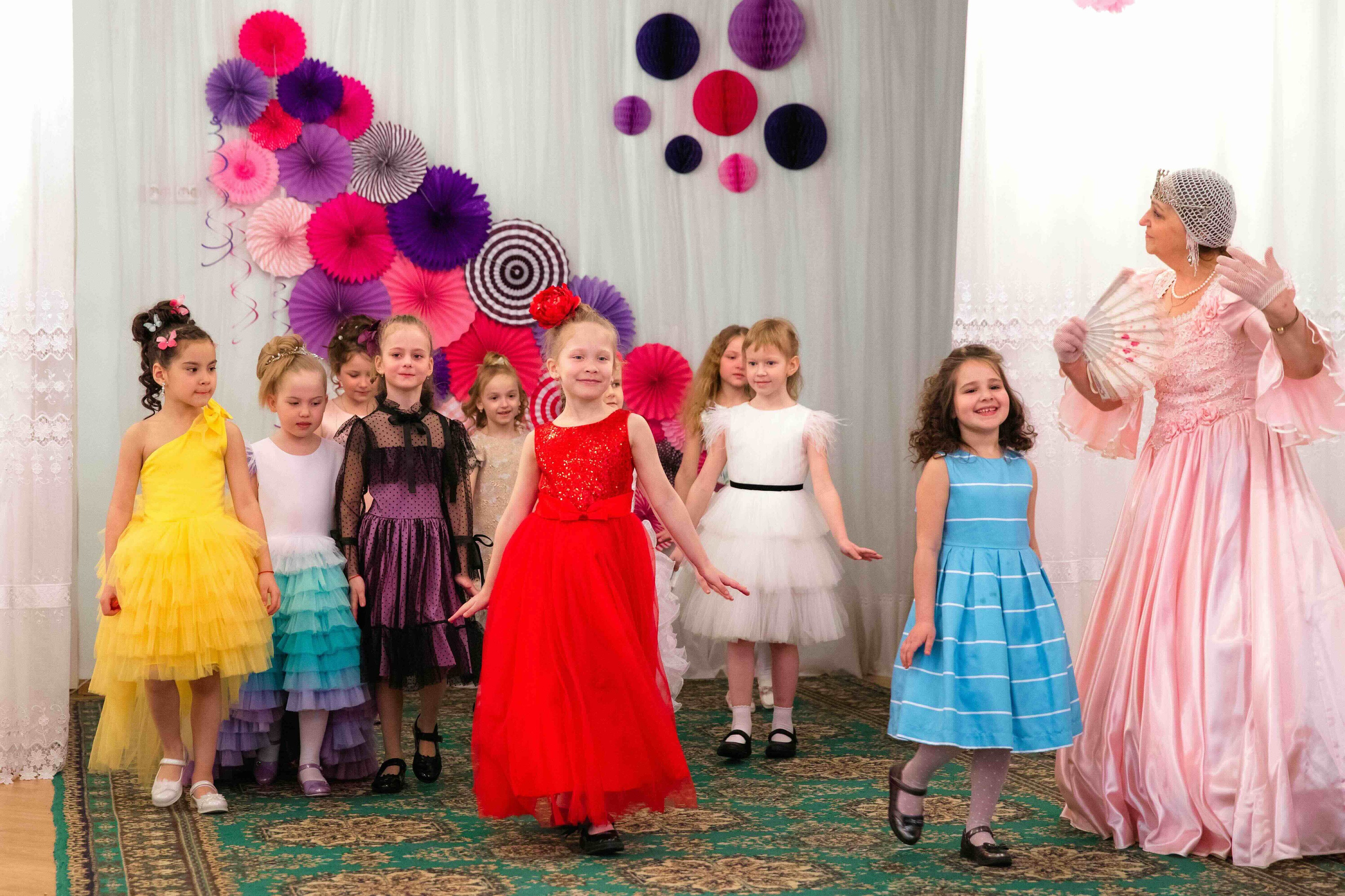 Детский утренник в детском саду - общий план зала с детьми на праздничном выступлении