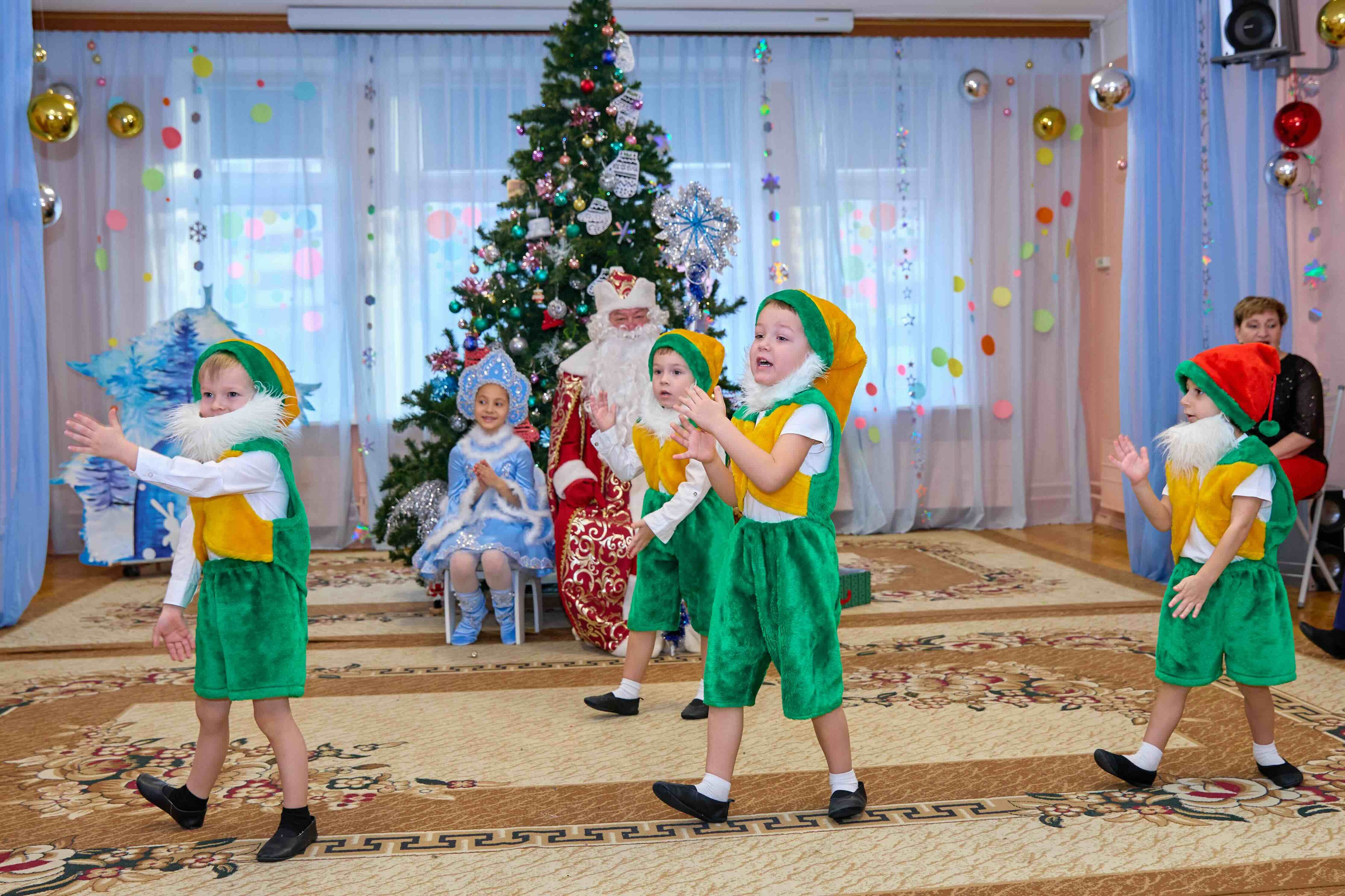 Воспитатель с детьми на утреннике в детском саду Москва - фотосъемка праздника