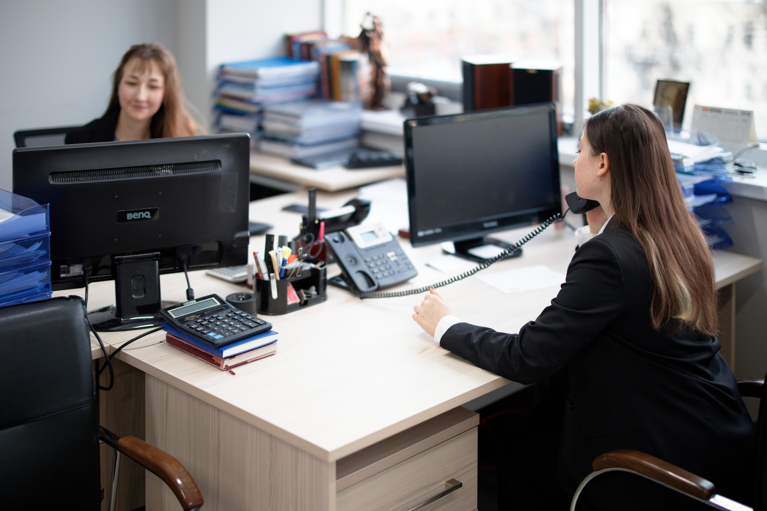 Девушки готовят отчётность в Росприроднадзор