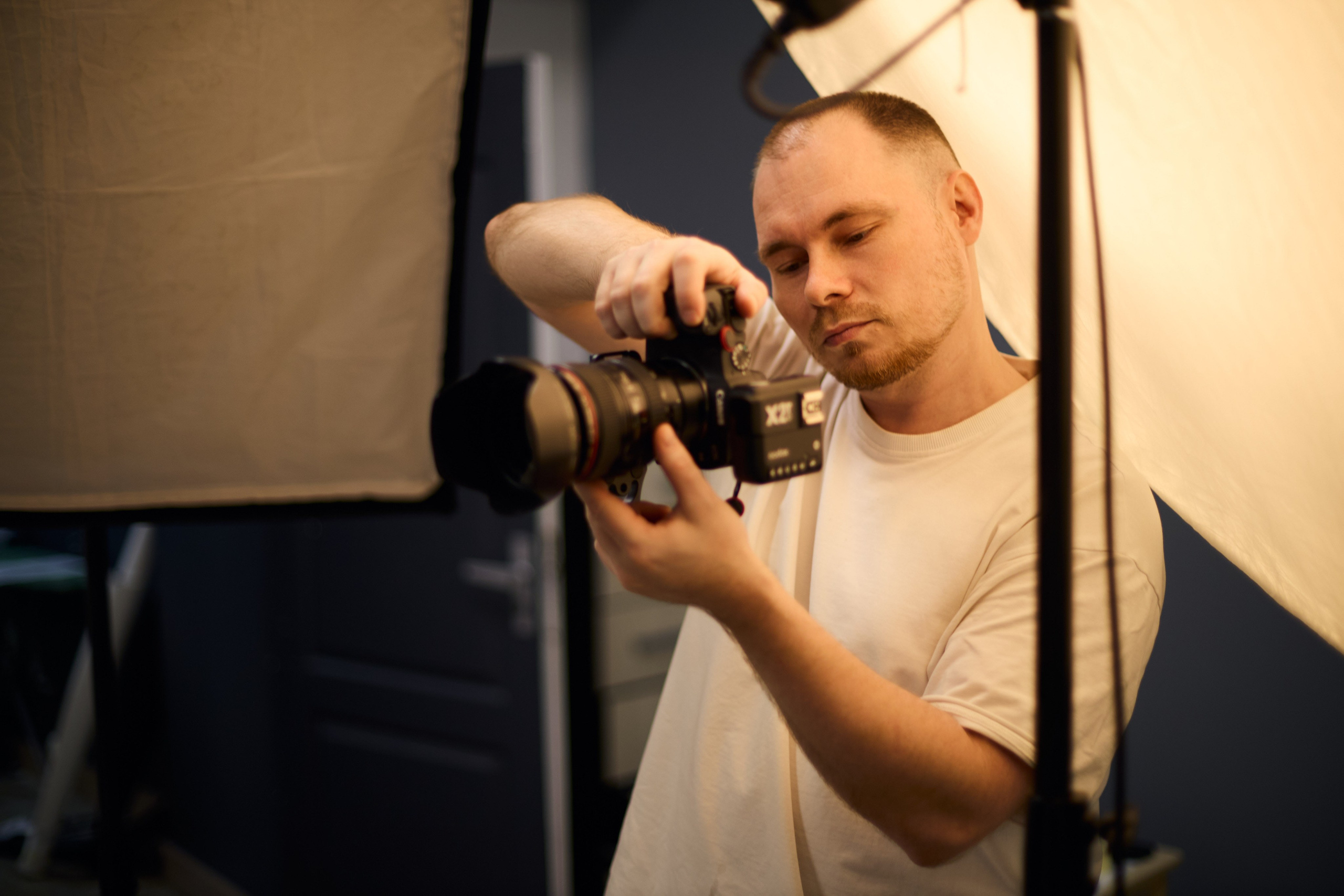 Фотограф за работой, съемка товаров для маркетплейсов