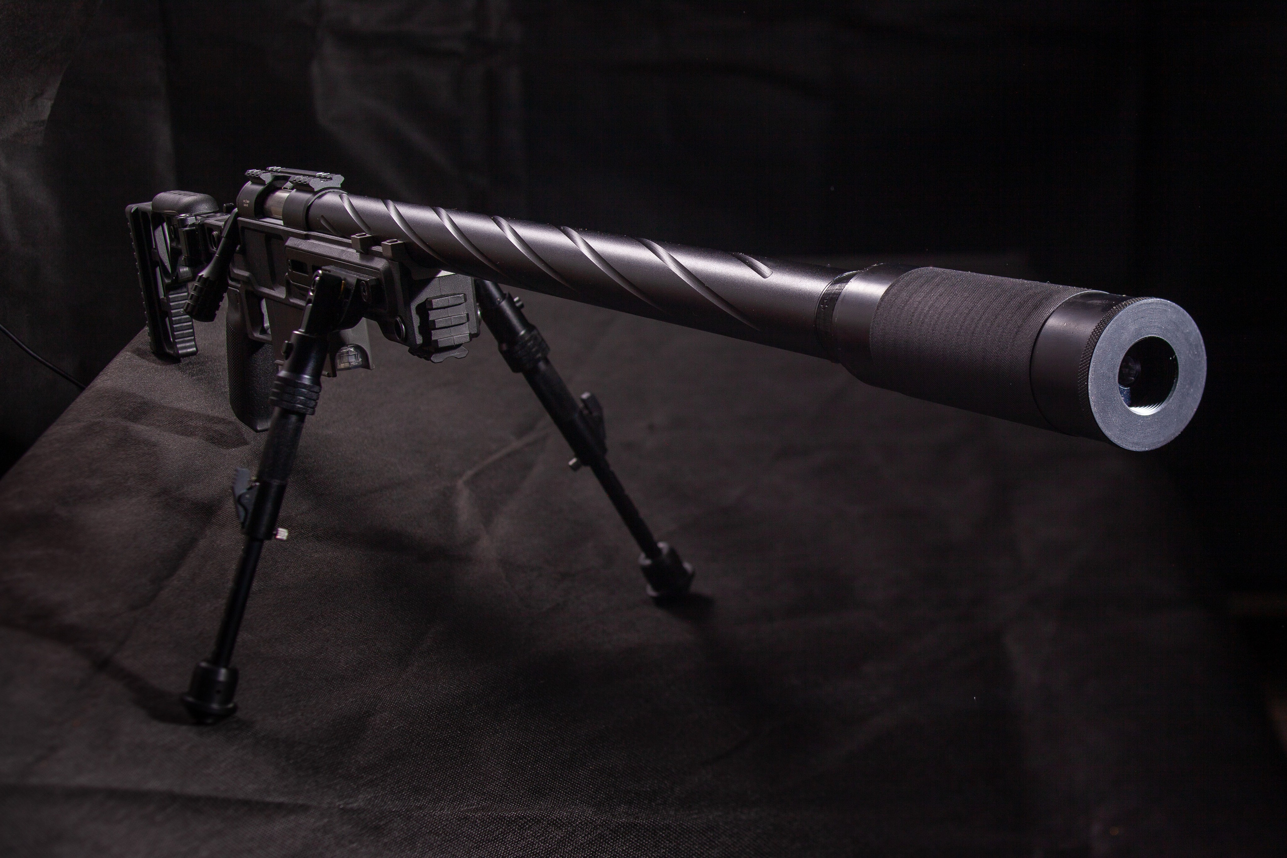 Фотосъемка оружия на темном фоне