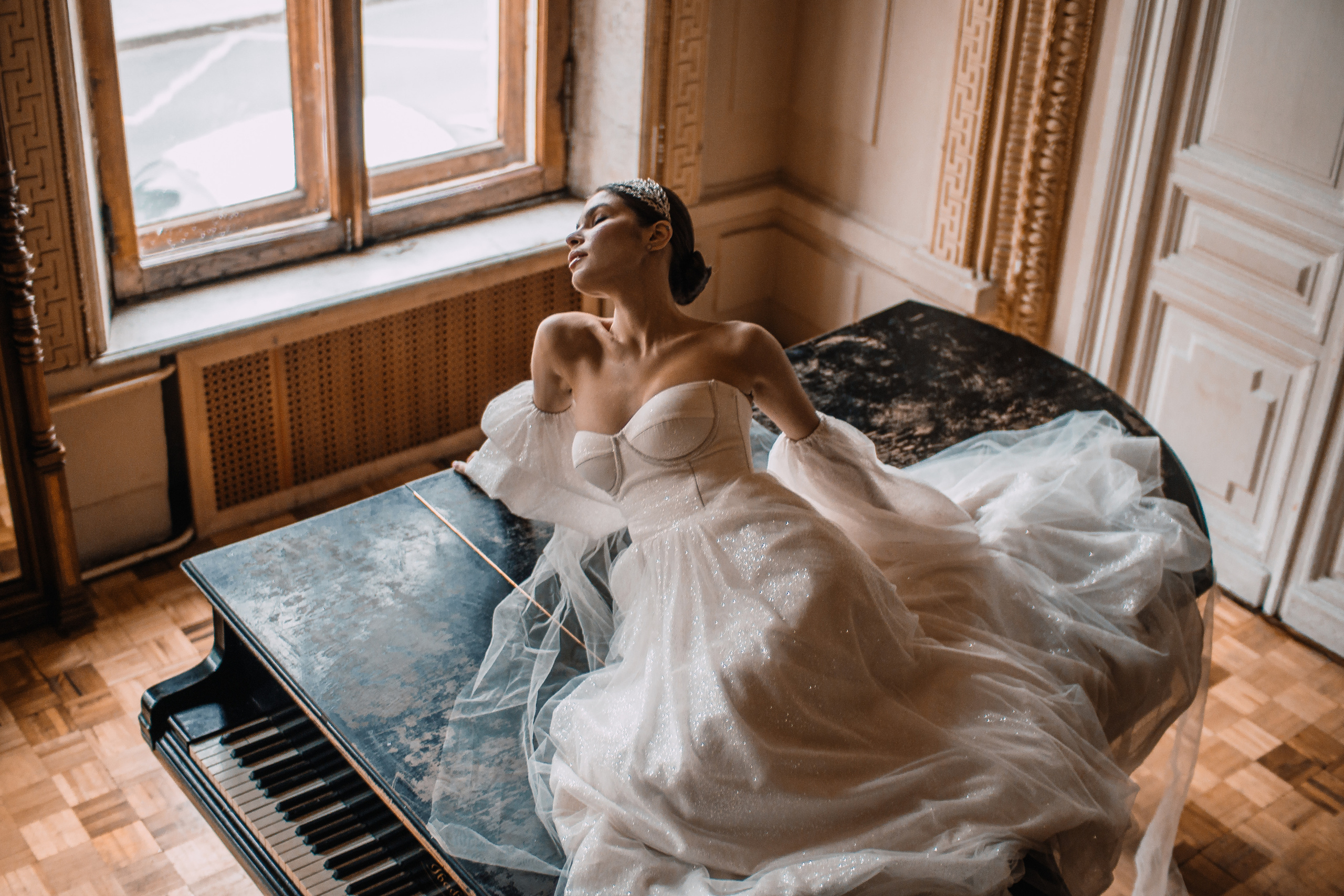 Фотосессия в старом особняке Москвы для невесты. Жуков Илья  свадебный фотограф в Москве