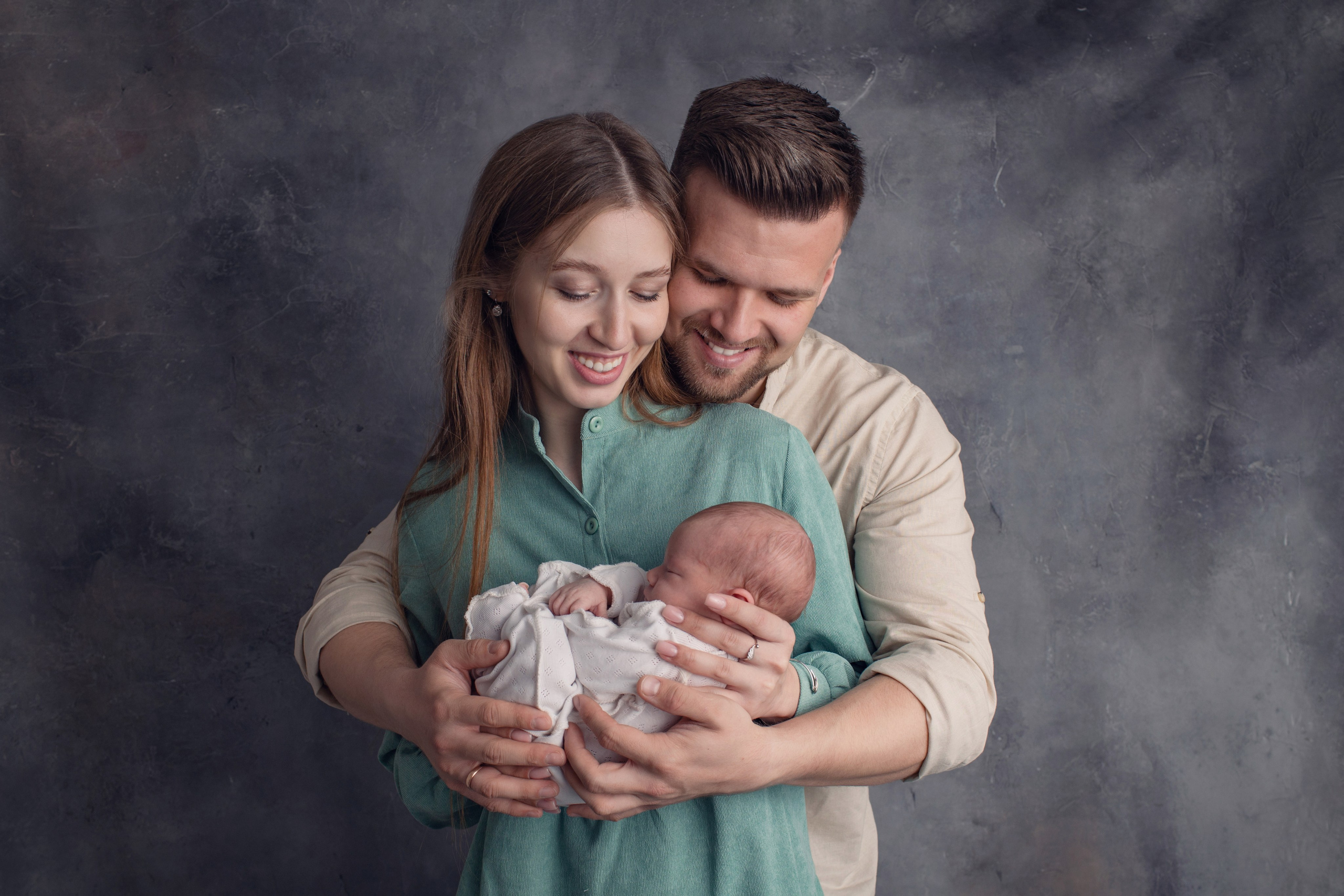 Семейная фотосессия с малышами. Фотостудия для новорожденных и малышей в Твери — На ручки