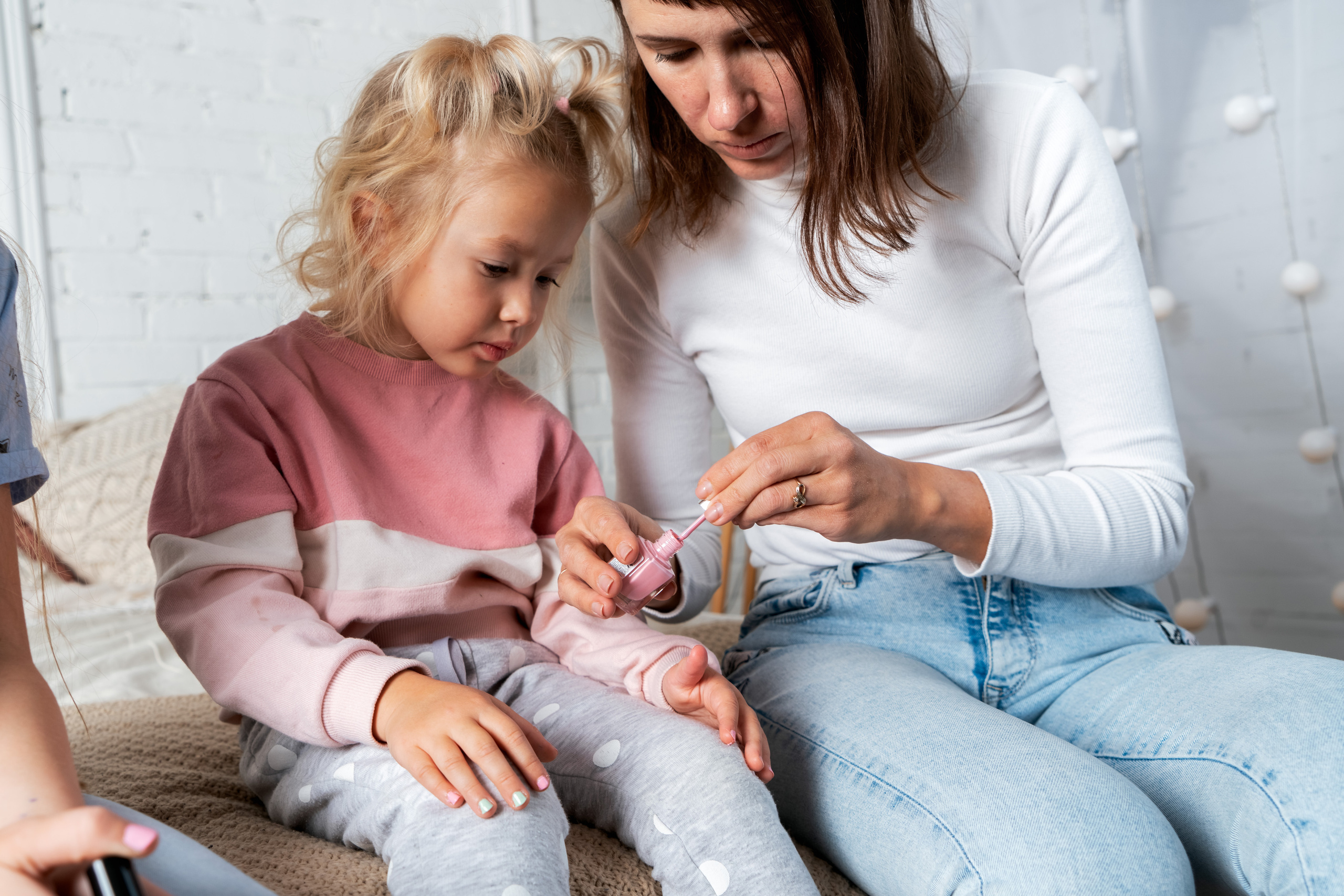 Дети и щекотки. Купить коммерческие фотографии для использования в дизайне и рекламе