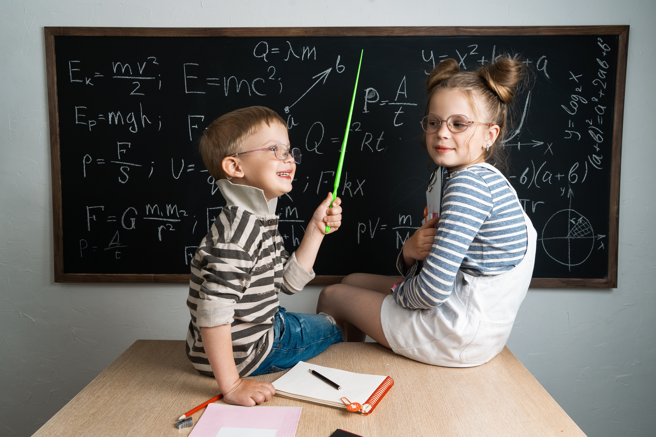 Дети за партой. Купить коммерческие фотографии для использования в дизайне и рекламе