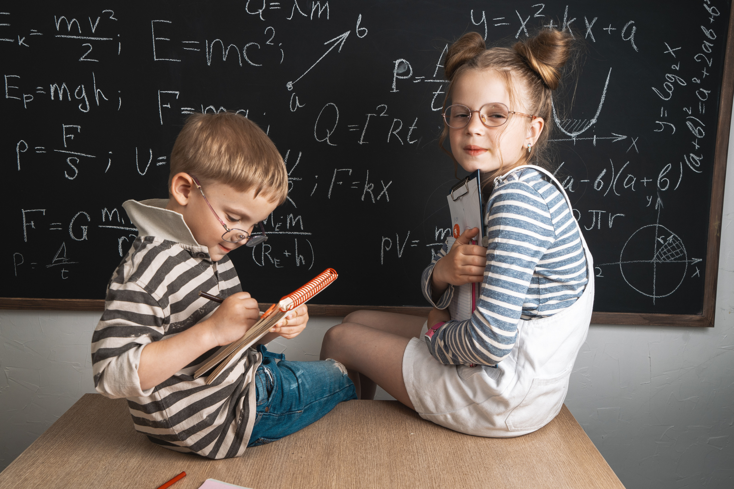 Дети за партой. Купить коммерческие фотографии для использования в дизайне и рекламе