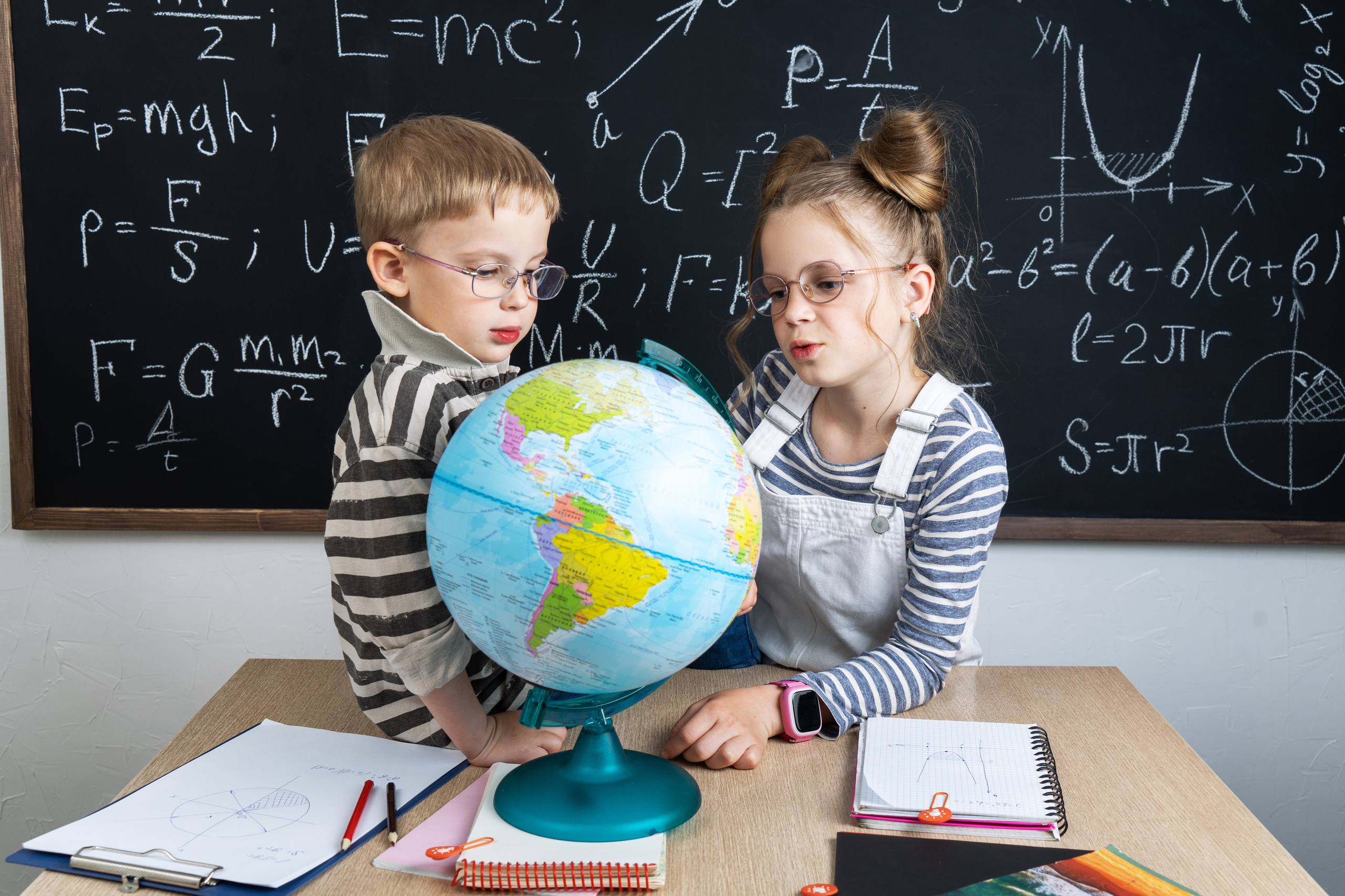 Дети за партой. Купить коммерческие фотографии для использования в дизайне и рекламе