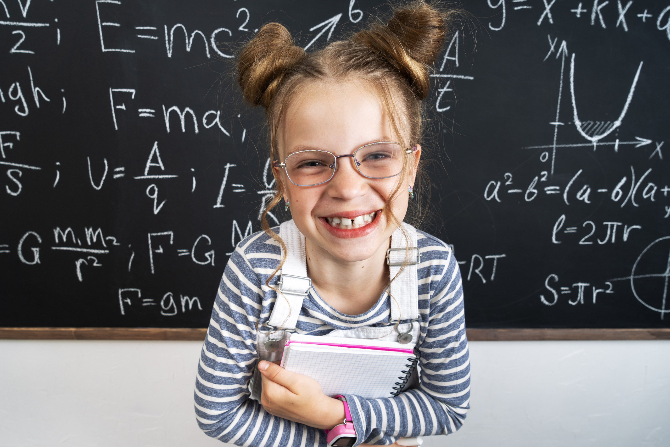 Девочка у школьной доски. Купить коммерческие фотографии для использования в дизайне и рекламе