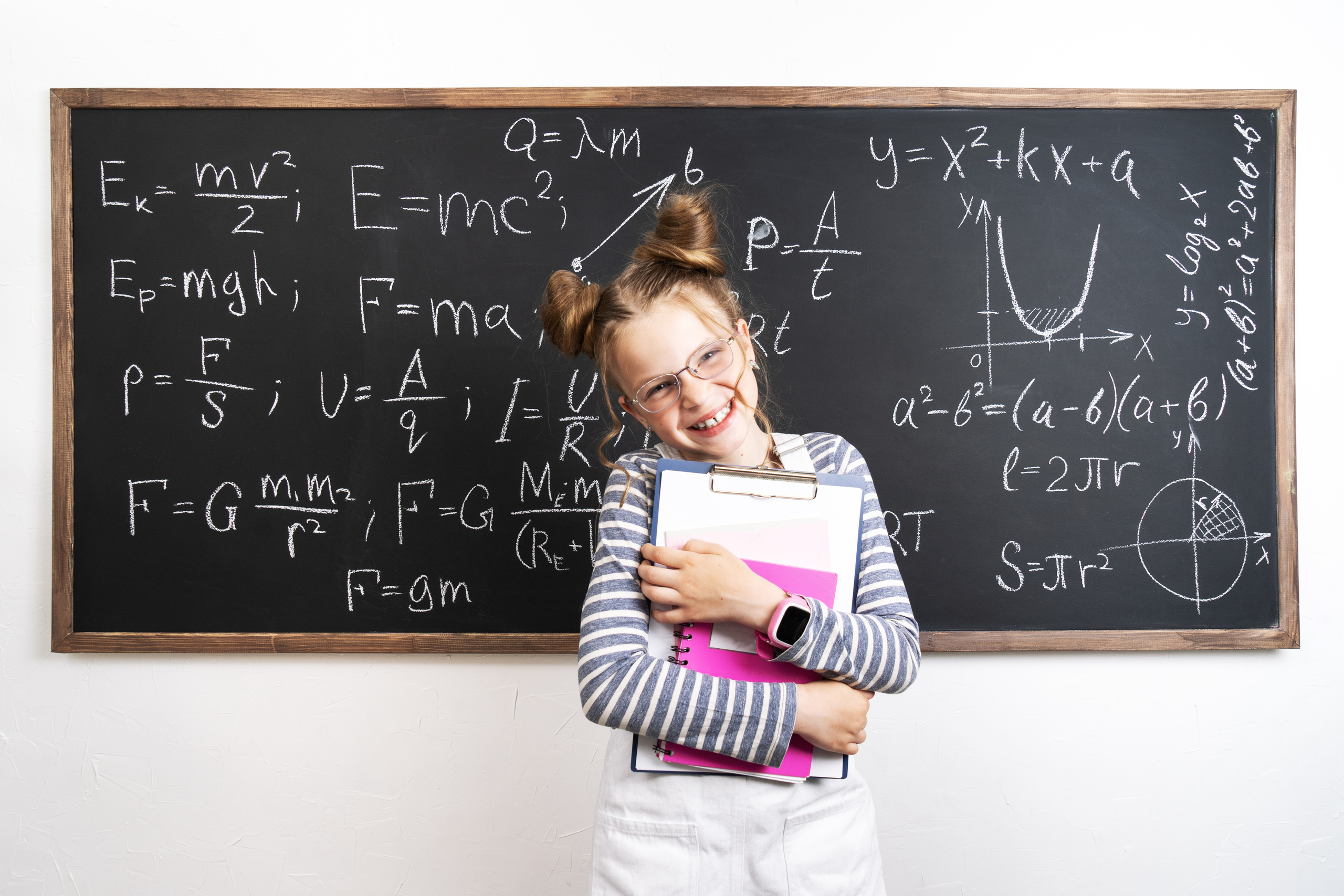 Девочка у школьной доски. Купить коммерческие фотографии для использования в дизайне и рекламе