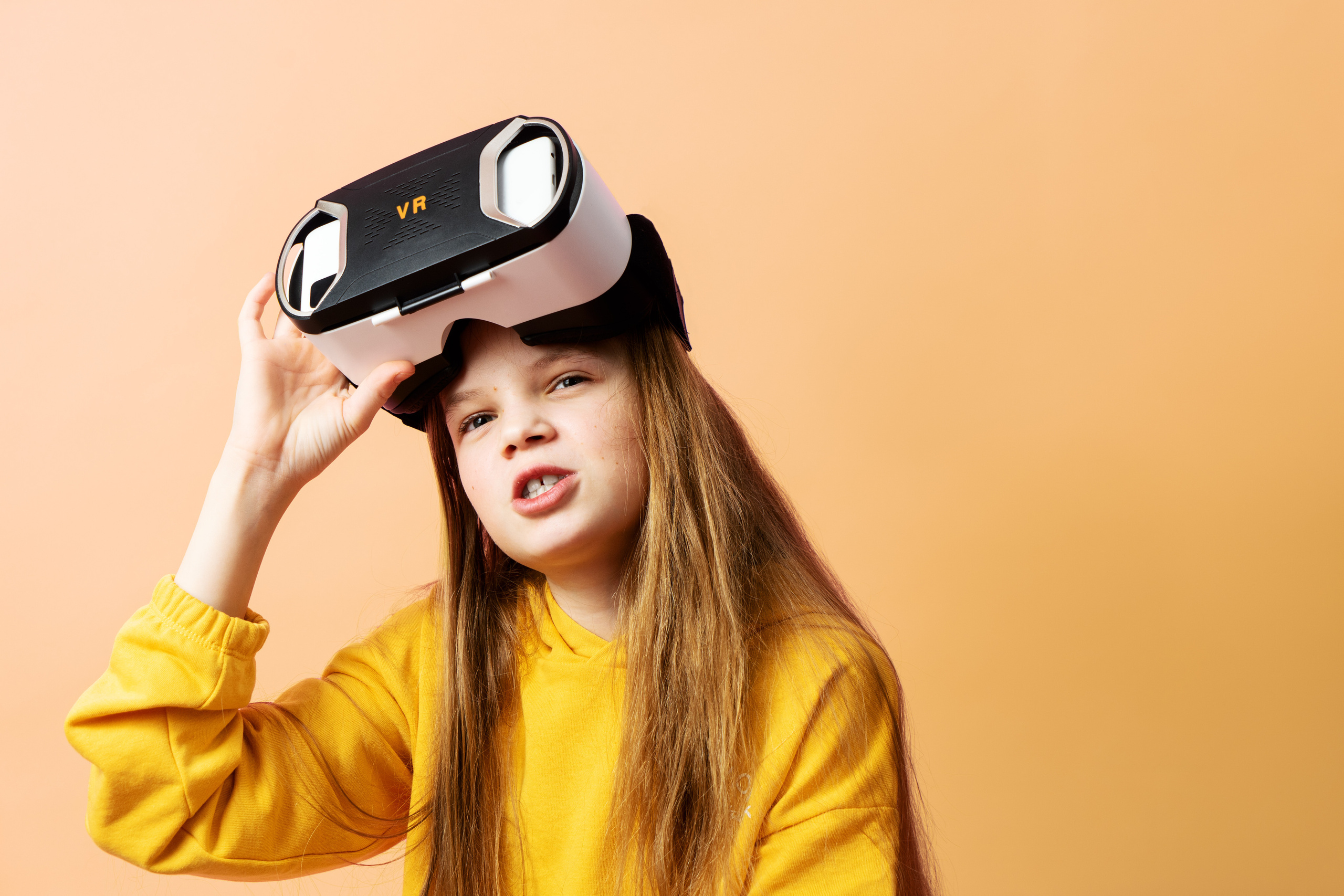 Девочка в VR-шлеме. Купить коммерческие фотографии для использования в дизайне и рекламе