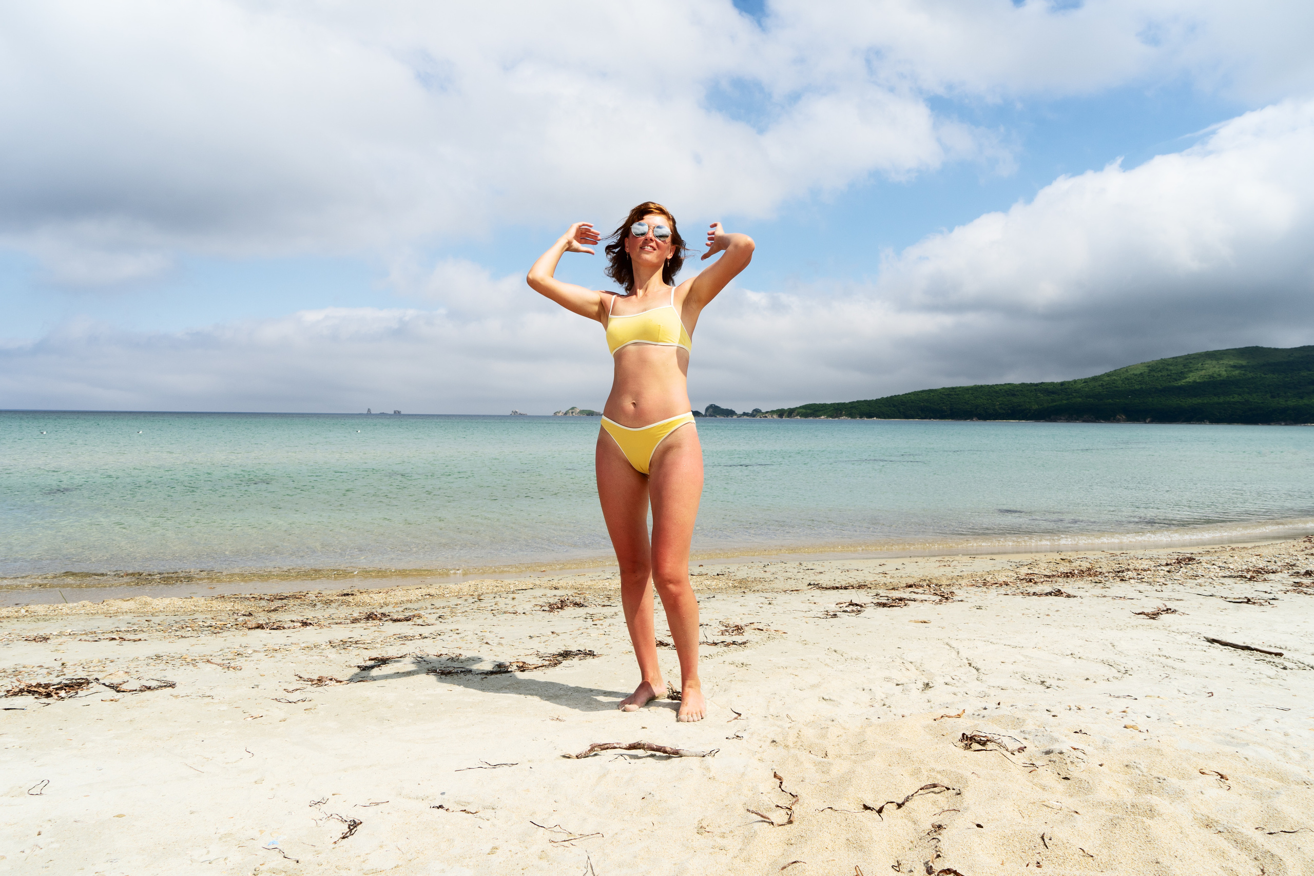 Девушка на пляже. Купить коммерческие фотографии для использования в дизайне и рекламе