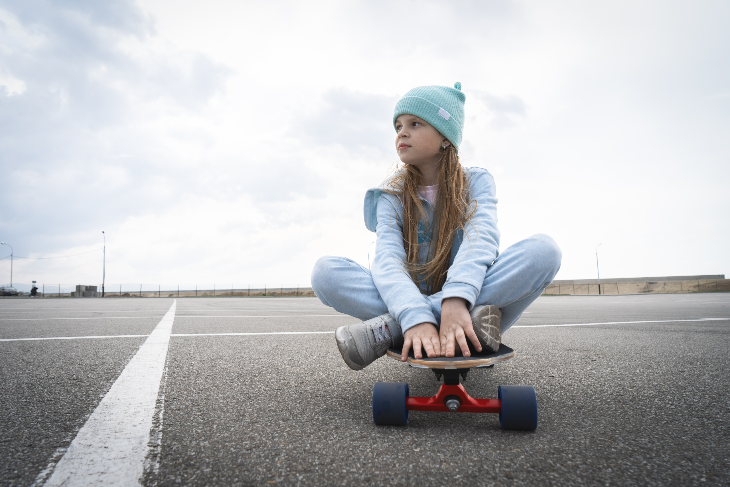 Девочка с лонгбордом. Купить коммерческие фотографии для использования в дизайне и рекламе