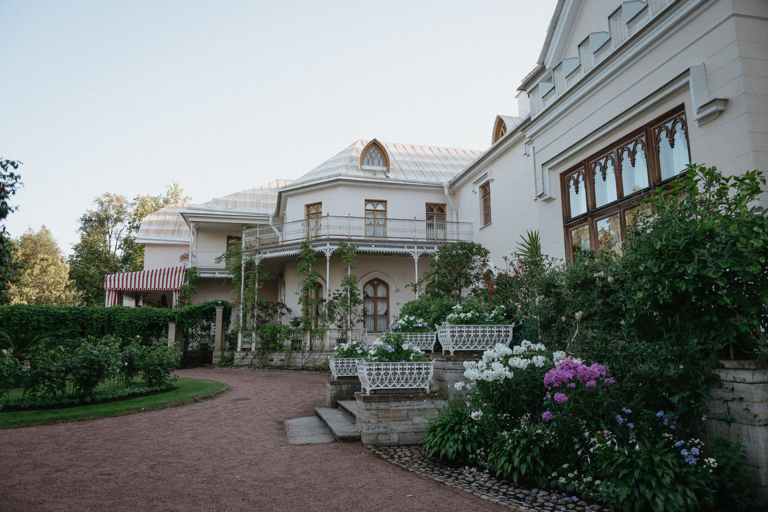 Фермерский Дворец в парке Александрия для свадебной фотосессии