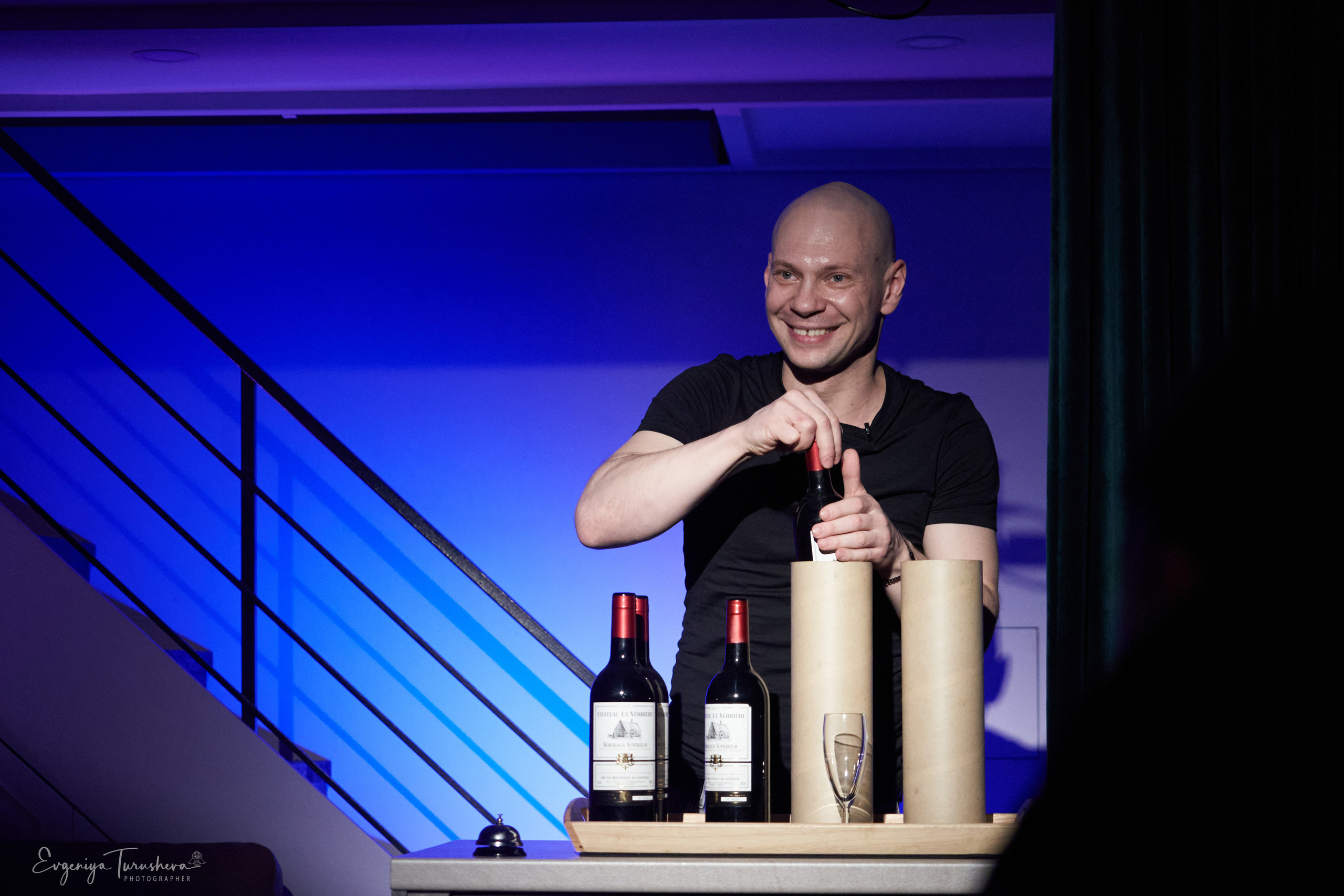 Иллюзионист Артем Щукин, номер с бутылками