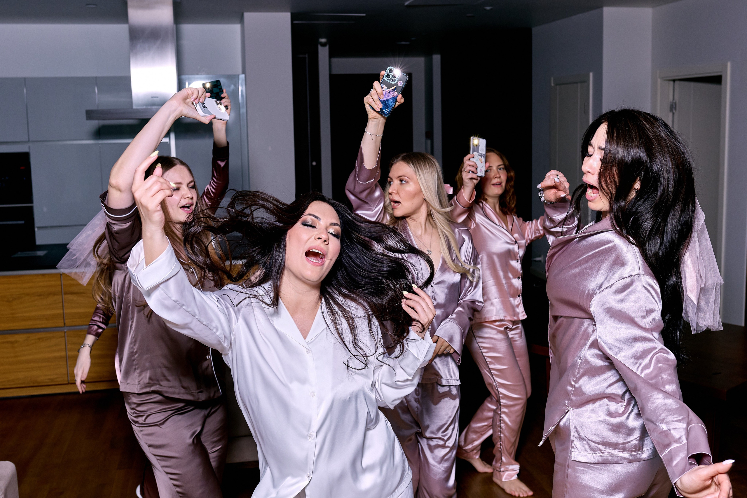 Фотосессия на девичник в студии для подруг – на кадре девушки поют и танцуют