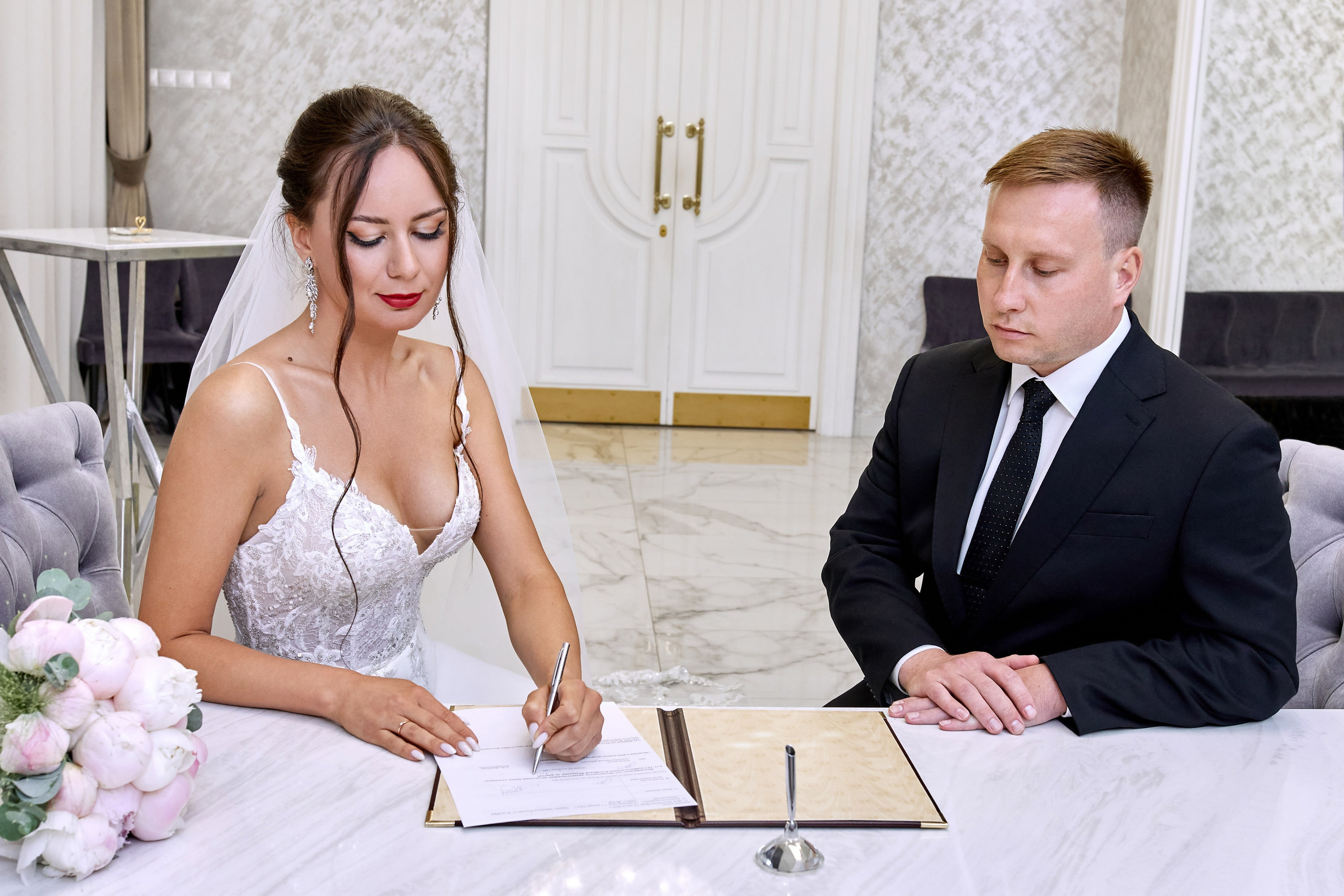 Фотосъёмка росписи в ЗАГС Артёма и Екатерины – свадебный фотограф проводит фотосессию