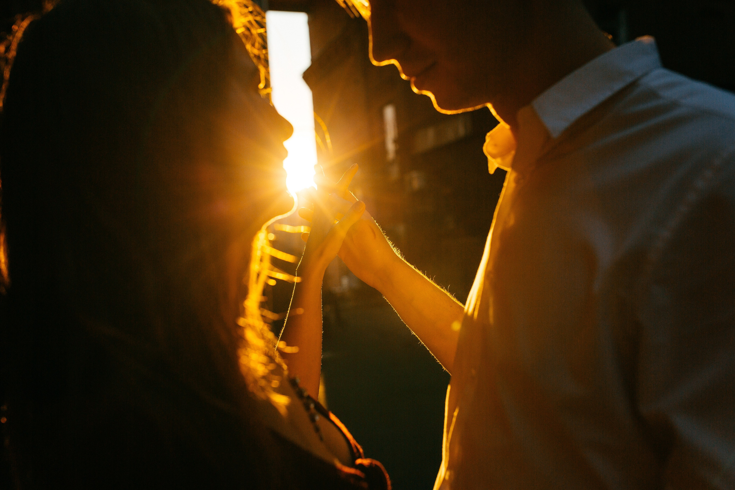 Профессиональный фотограф делает кадр в одной из лучших локаций для фотосъёмки – фото пары на Красном Октябре