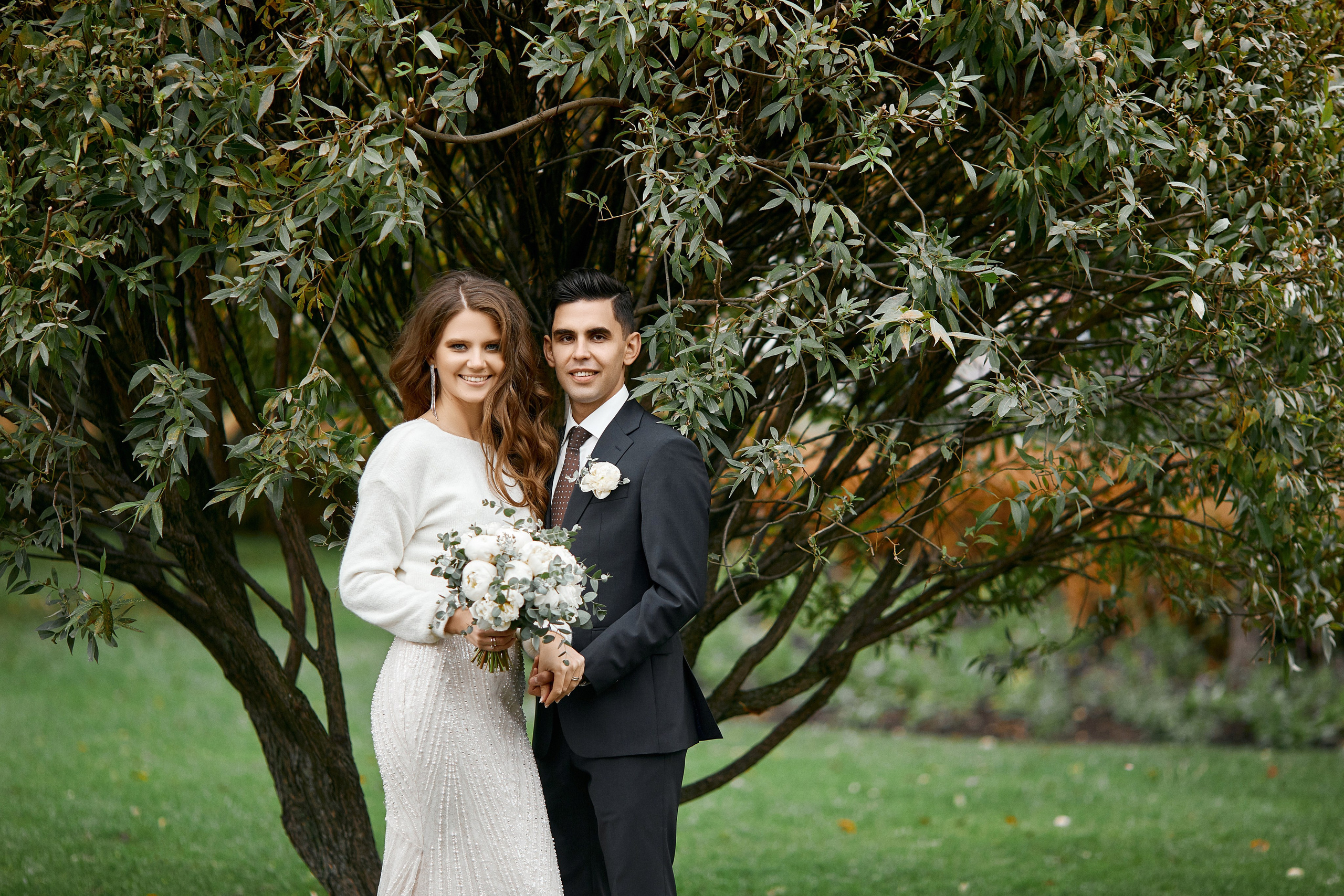 Фотосессия свадьбы в Парке Культуры в городе Москва – на фото молодожены в парке на фоне красивого дерева
