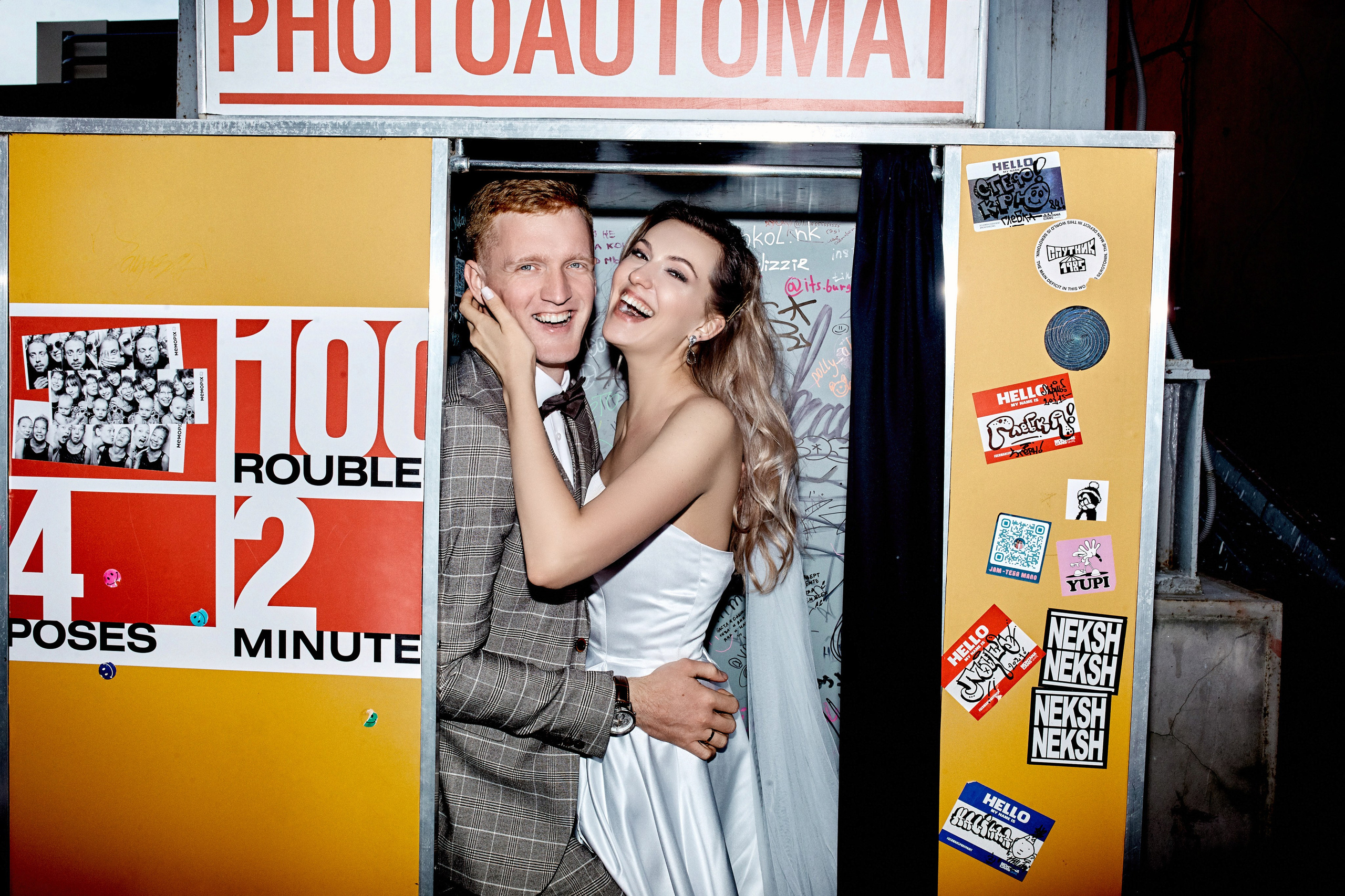 Свадебный фотограф на день сделал кадр смеющихся молодоженов