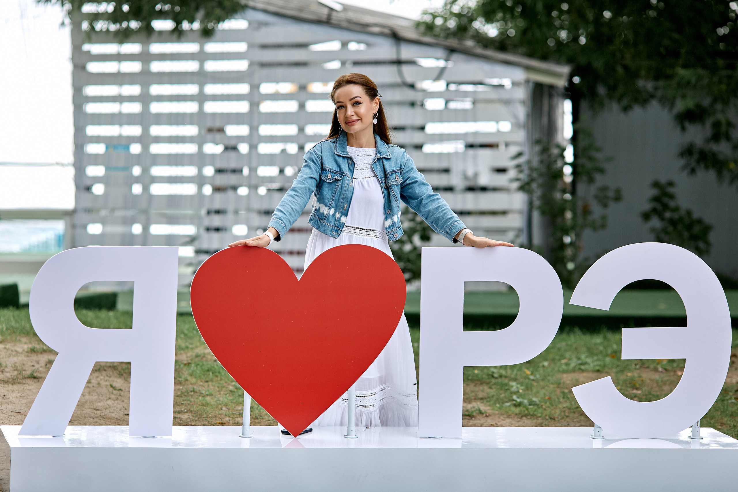 Корпоратив на снимке с профессиональной фотосессии для компании Русский Экспресс – на фото сотрудник компании