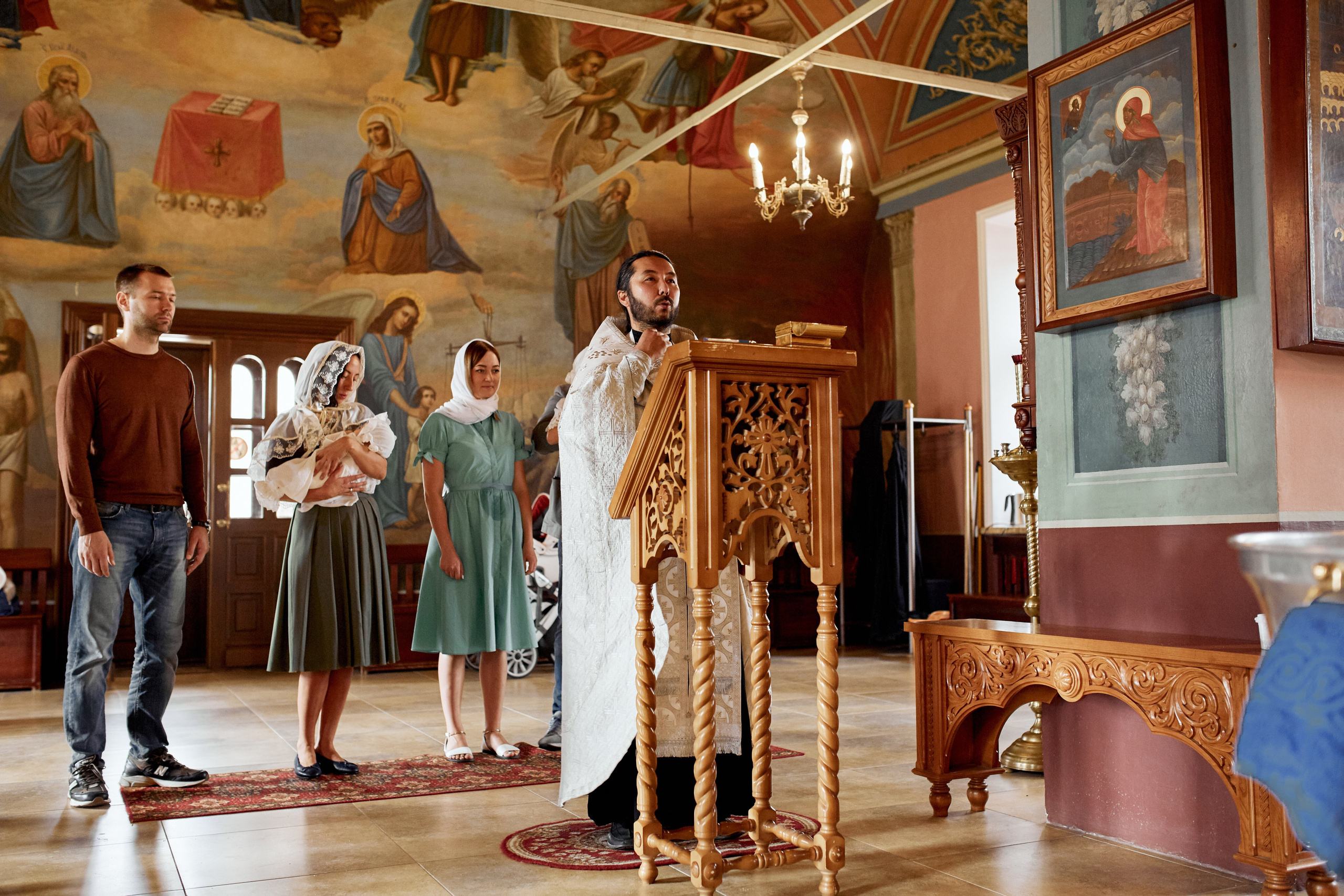 Фотосессия крещения в Саввино-Сторожевском монастыре – на снимке процесс крещения