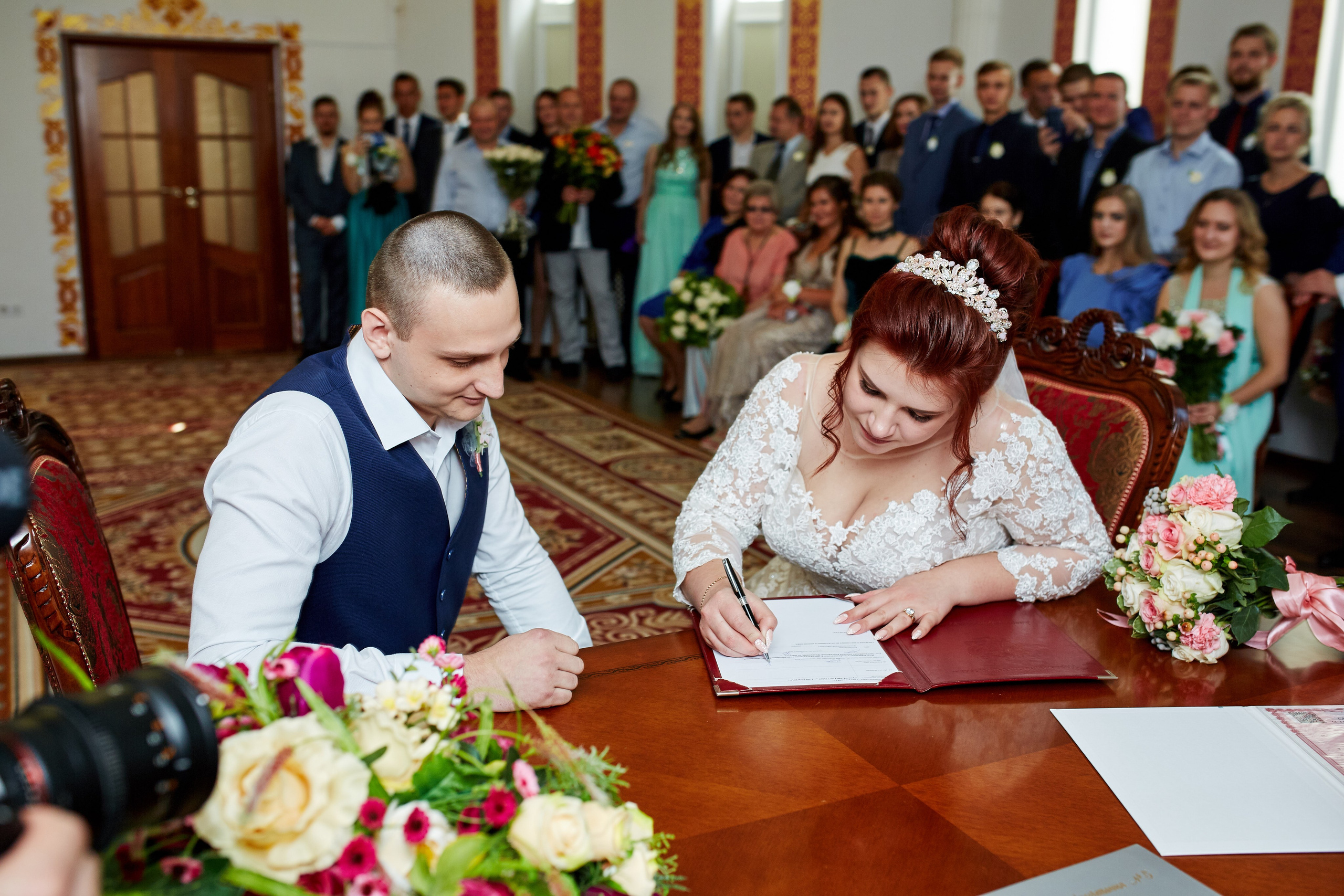 Фотограф делает яркий снимок в момент росписи в Измайловском ЗАГСе – фотография росписи молодоженов