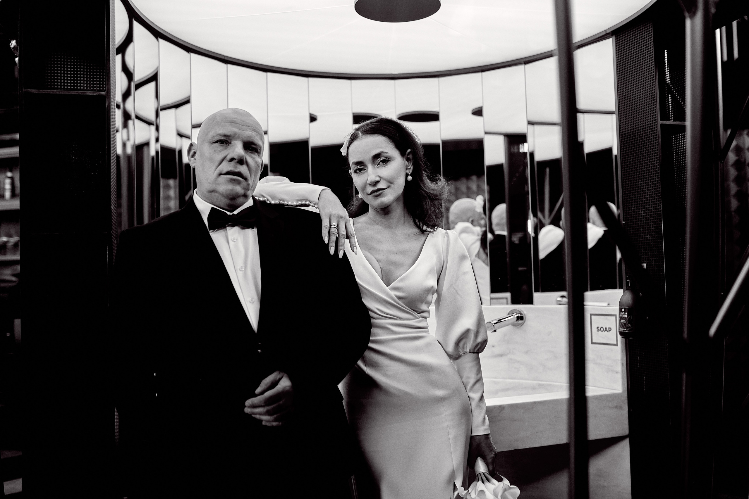 Фотограф из Москвы проводит фотосъёмку свадебного мероприятия – кадр жениха и невесты после росписи