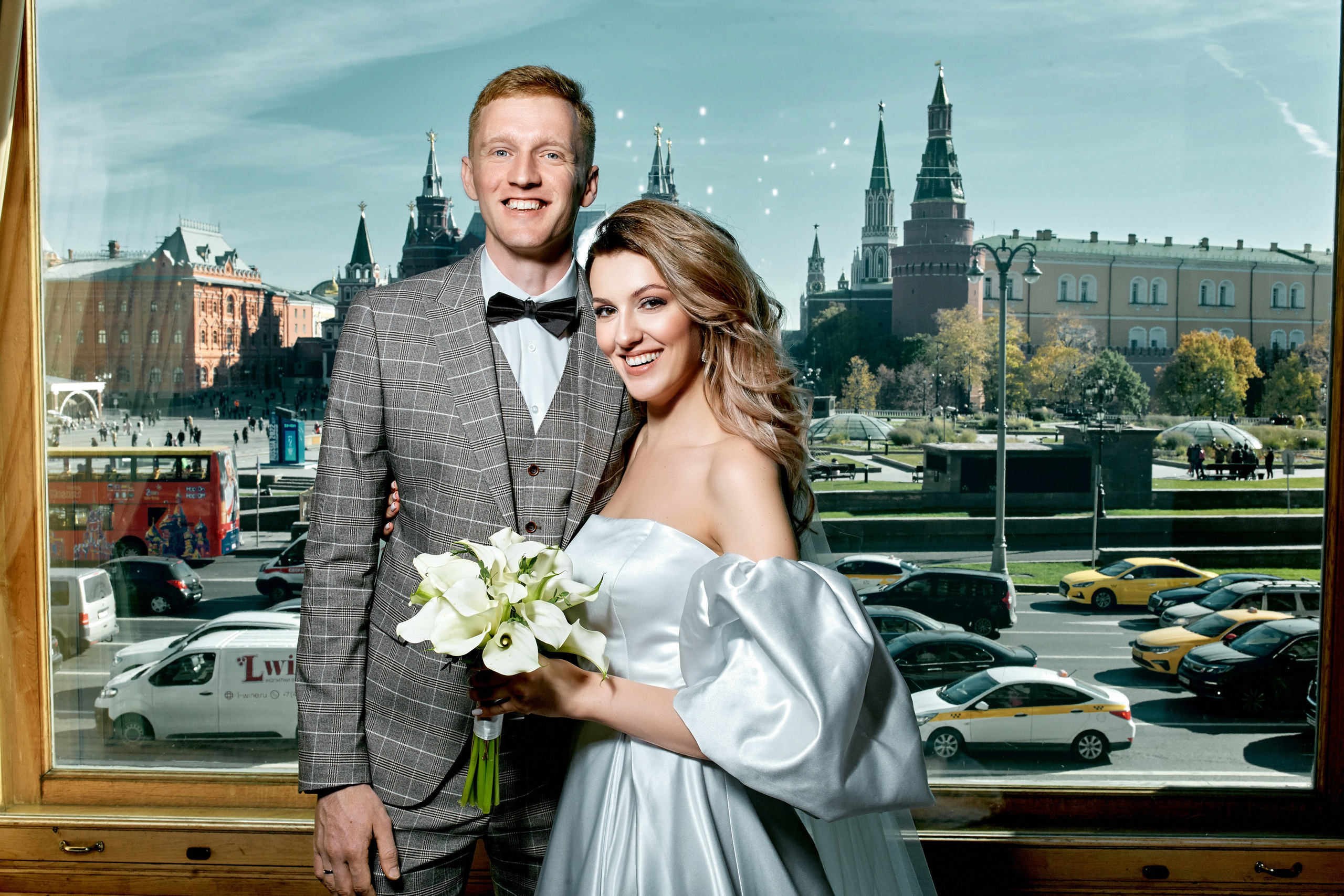 Свадебный фотограф - фотография молодоженов с видом на кремль