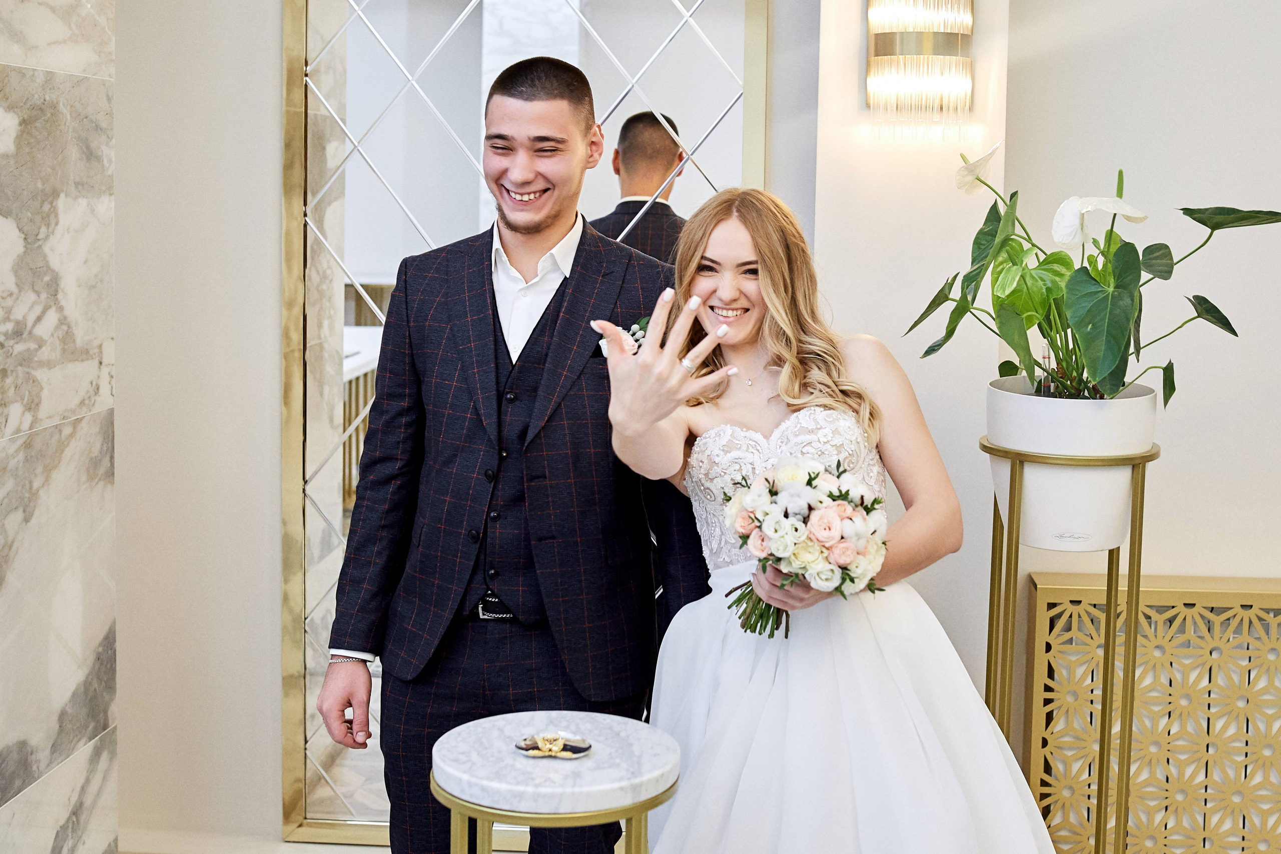 Жених и невеста в объективе свадебного фотографа Геры Урнева на церемонии росписи в Савеловском ЗАГС - фото со свадебной фотосессии после росписи молодоженов