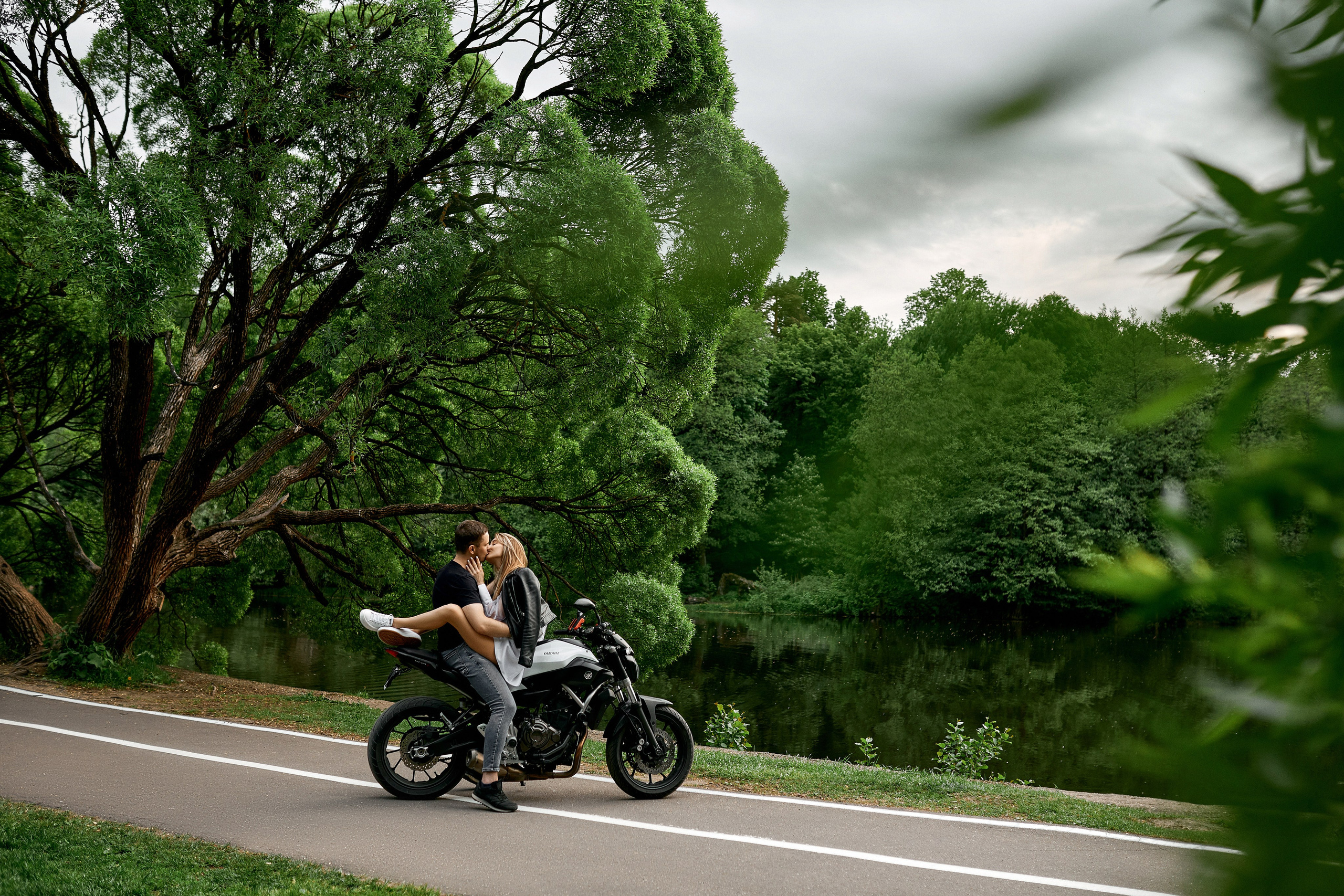 Съёмка в стиле lovestory на улицах Москвы – фотограф проводит фотосессию в романтическом стиле для двоих