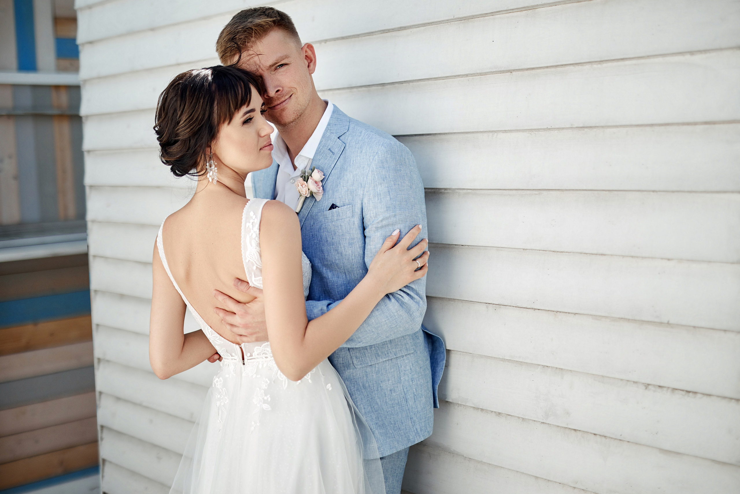 Профессиональный фотограф делает кадр молодоженов в ЗАГС - фото прогулки на ВДНХ