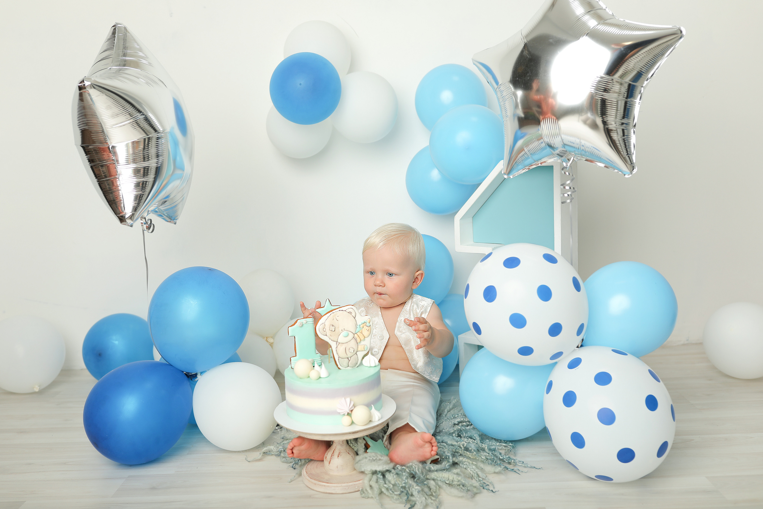 день рождения мальчика в студии с тортиком  и шариками Годовасие