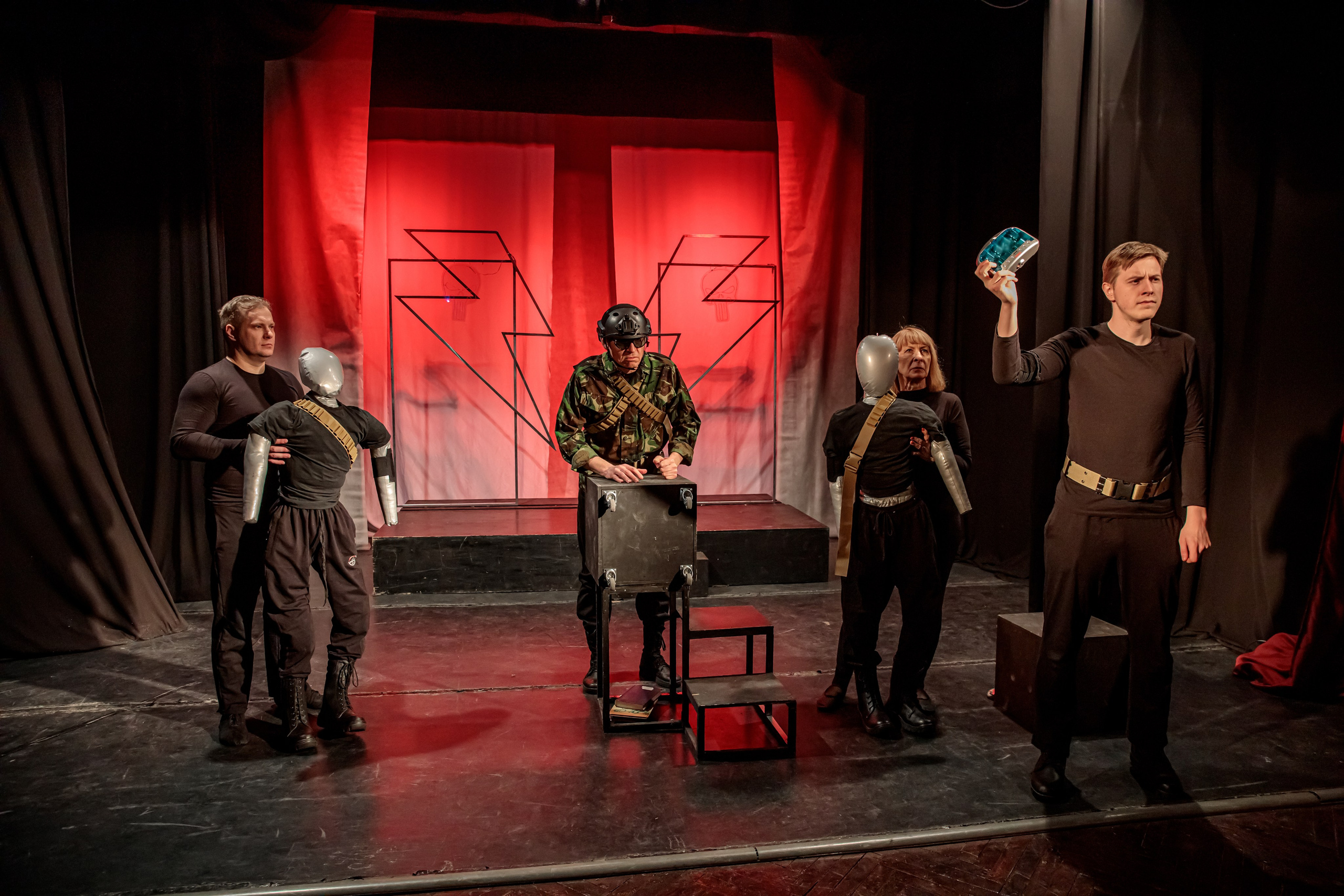 Смотри наверх!. Санкт-Петербургский драматический театр «Палитра»