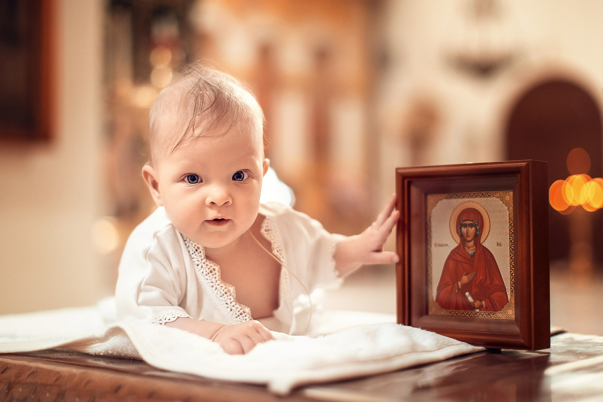 семейный фотограф Саратов фотограф крещения Саратов церковный фотограф фотосъемка венчания Репортажная съёмка семейного праздника Интерьер красивого храма в Саратове, подготовка к Таинству